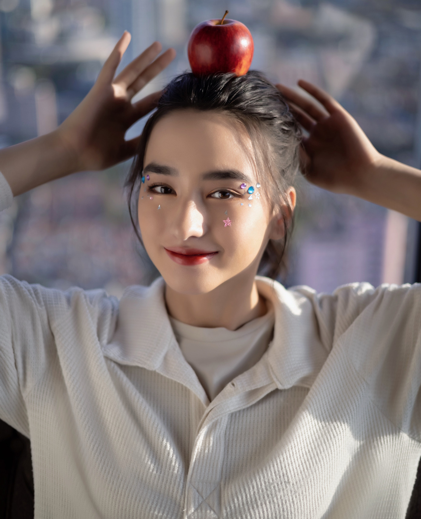 Theo đó, cha của cô là tiến sĩ sinh thái học người Đức tới Tây Song Bản Nạp của Trung Quốc nghiên cứu, mẹ cô cũng là chuyên gia trong lĩnh vực sinh học. Cả hai nảy sinh tình cảm và kết hôn, có hai con gái. Tuy nhiên năm 2010, cha của Lý Uyển Đát qua đời.