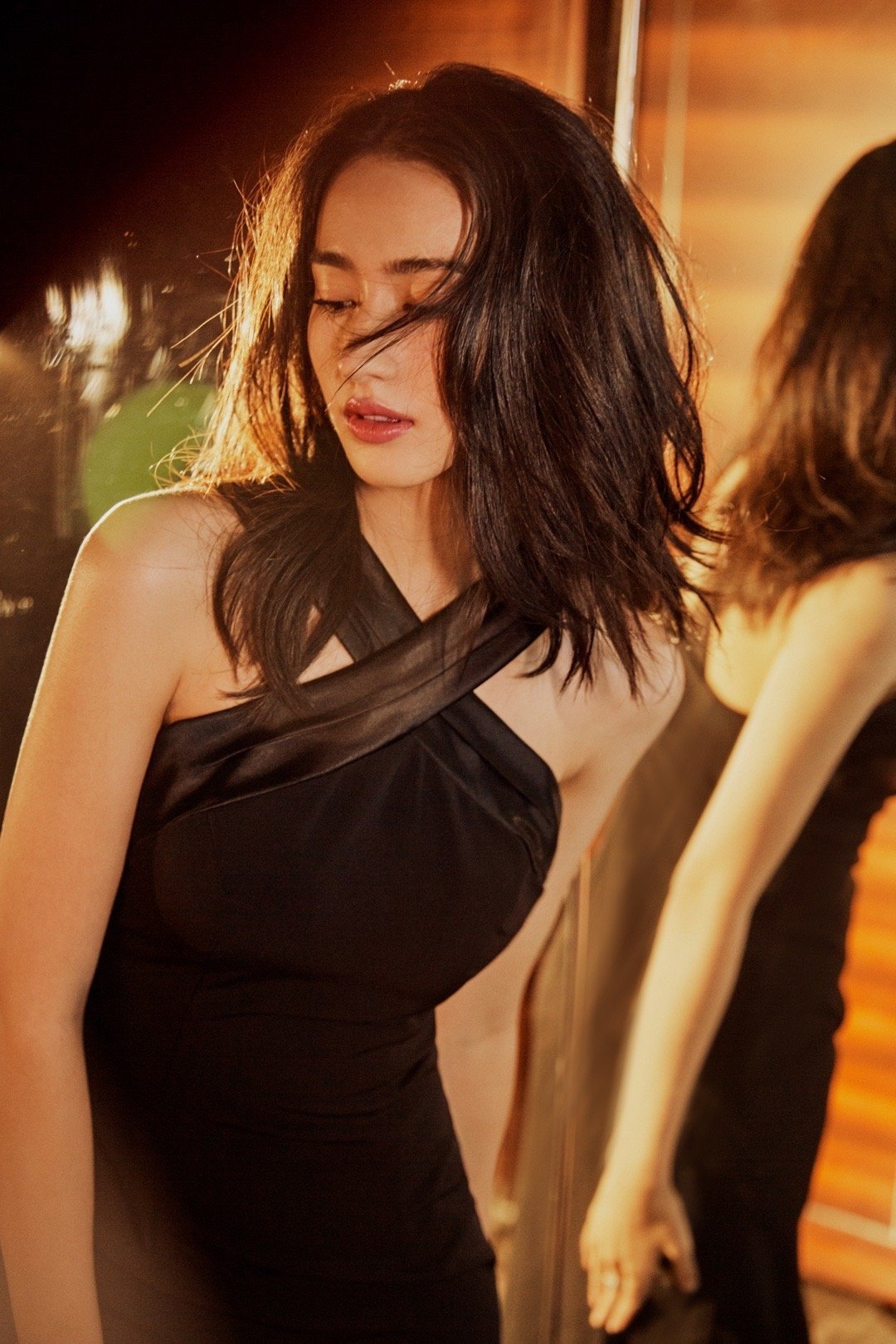 Lý Uyển Đát mặc bộ váy đen đuôi cá tôn dáng, bên cạnh đó, nữ diễn viên trẻ còn gây ấn tượng với mái tóc rối làm nổi bật khí chất hoang dã, phóng khoáng đặc biệt của bông hồng lai Đức - Trung. Theo Sina, hiện tại, Lý Uyển Đát hoạt động năng nổ với vai trò người mẫu. Cô thường được mời tham gia các sự kiện thời trang lớn và là gương mặt được nhiều tạp chí thời trang hướng tới khán giả trẻ lựa chọn.