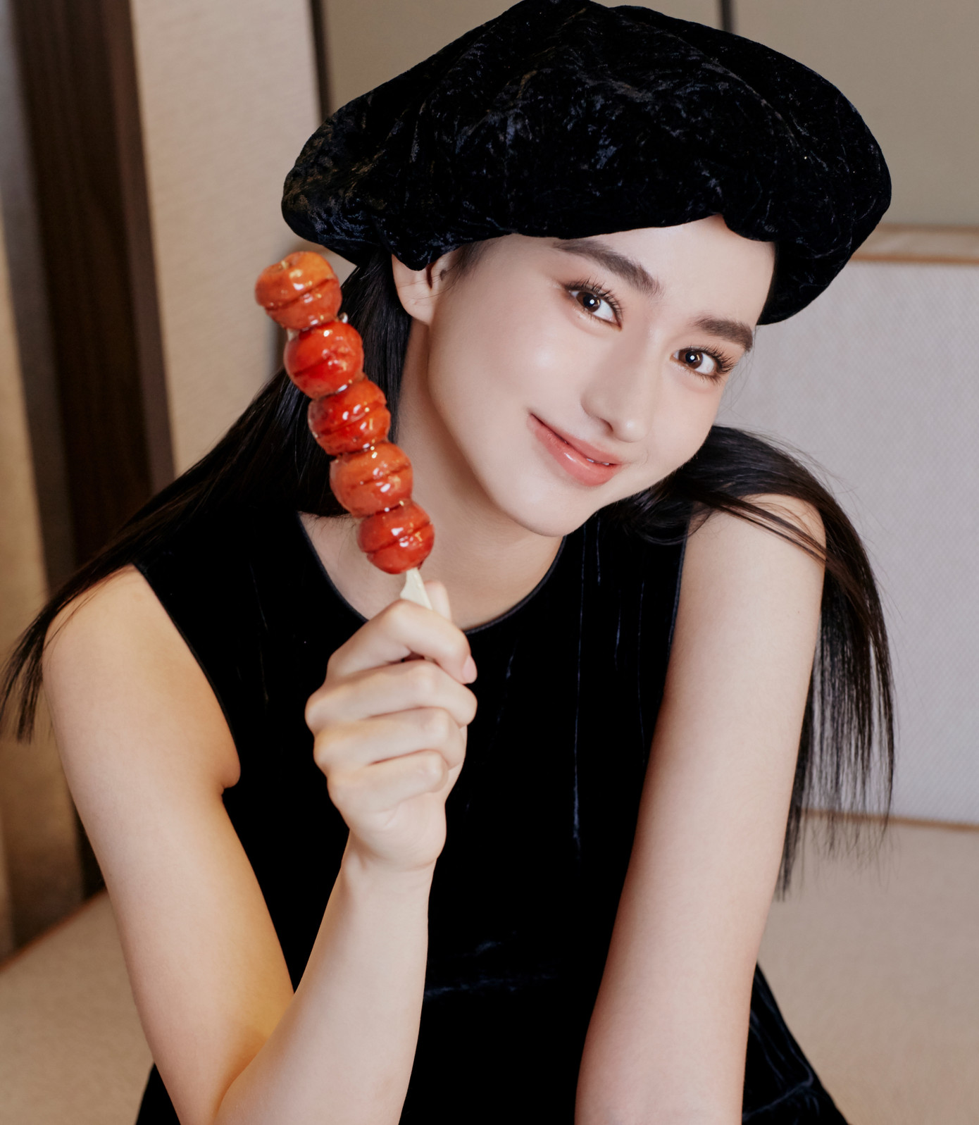 Theo đó, cha của cô là tiến sĩ sinh thái học người Đức tới Tây Song Bản Nạp của Trung Quốc nghiên cứu, mẹ cô cũng là chuyên gia trong lĩnh vực sinh học. Cả hai nảy sinh tình cảm và kết hôn, có hai con gái. Tuy nhiên năm 2010, cha của Lý Uyển Đát qua đời.