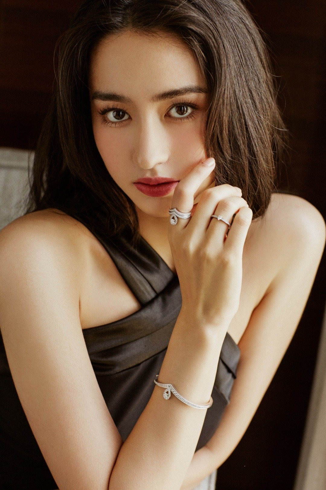 Lý Uyển Đát mặc bộ váy đen đuôi cá tôn dáng, bên cạnh đó, nữ diễn viên trẻ còn gây ấn tượng với mái tóc rối làm nổi bật khí chất hoang dã, phóng khoáng đặc biệt của bông hồng lai Đức - Trung. Theo Sina, hiện tại, Lý Uyển Đát hoạt động năng nổ với vai trò người mẫu. Cô thường được mời tham gia các sự kiện thời trang lớn và là gương mặt được nhiều tạp chí thời trang hướng tới khán giả trẻ lựa chọn.