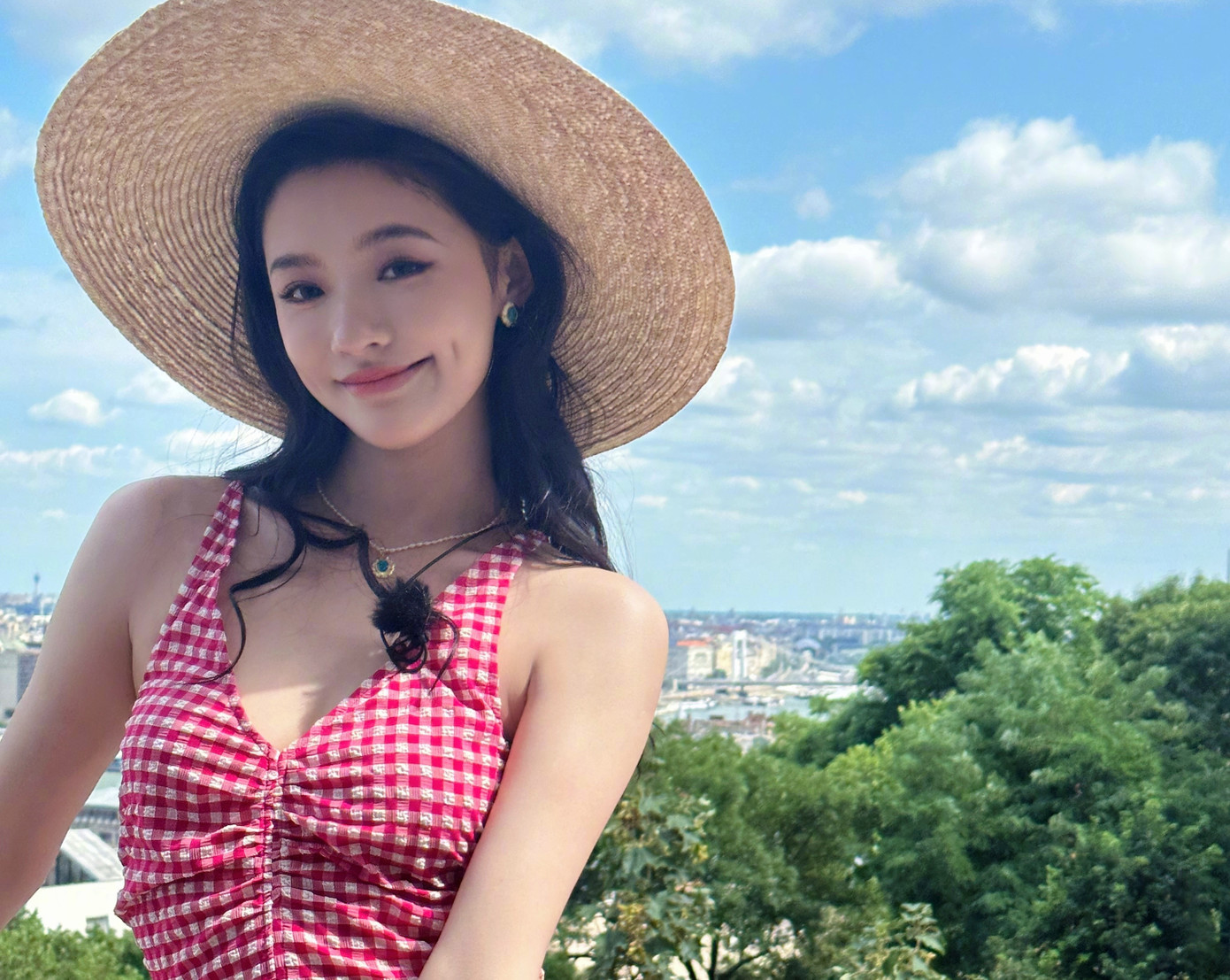 Theo Sina, diễn xuất khi được tặng quà vừa muốn nhận vừa không muốn nhận của Lâm Duẫn được người xem đánh giá cao, nhận được sự đồng cảm của công chúng. Bên cạnh đó, vẻ đẹp non nớt, ngây thơ, mỏng manh, tràn đầy cảm giác thanh xuân của Lâm Duẫn cũng thu về nhiều lời khen ngợi. Thậm chí, trên Sina còn có bài viết: "Ánh mắt của Tinh Gia thật tốt", khen ngợi Châu Tinh Trì đã có công phát hiện và lăng xê Lâm Duẫn bởi cô có gương mặt rất hợp với điện ảnh. Trong khi trước đó, khán giả khó hiểu khi Châu Tinh Trì hết mình nâng đỡ một cô gái không qua trường lớp đào tạo diễn xuất như Lâm Duẫn. Theo Sina, diễn xuất khi được tặng quà vừa muốn nhận vừa không muốn nhận của Lâm Duẫn được người xem đánh giá cao, nhận được sự đồng cảm của công chúng. Bên cạnh đó, vẻ đẹp non nớt, ngây thơ, mỏng manh, tràn đầy cảm giác thanh xuân của Lâm Duẫn cũng thu về nhiều lời khen ngợi. Thậm chí, trên Sina còn có bài viết: "Ánh mắt của Tinh Gia thật tốt", khen ngợi Châu Tinh Trì đã có công phát hiện và lăng xê Lâm Duẫn bởi cô có gương mặt rất hợp với điện ảnh. Trong khi trước đó, khán giả khó hiểu khi Châu Tinh Trì hết mình nâng đỡ một cô gái không qua trường lớp đào tạo diễn xuất như Lâm Duẫn.