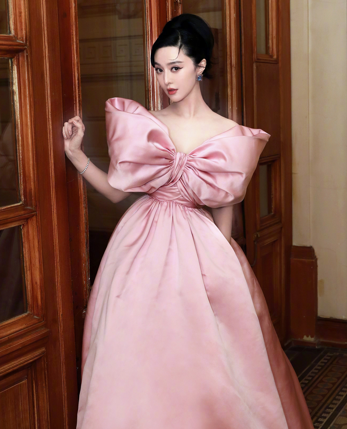 Ngày 1/3, Sina đưa tin Phạm Băng Băng gây chú ý khi xuất hiện tại Pháp để tham gia Tuần lễ thời trang Paris. Nữ diễn viên chọn thiết kế đính nơ to bản với tông hồng giúp cô trẻ trung hơn. Sự tham dự của Phạm Băng Băng trên thảm đỏ nhận được sự chú ý của công chúng bởi trước khi bị cấm hoạt động nghệ thuật, Phạm Băng Băng được mệnh danh là "nữ hoàng thảm đỏ Hoa ngữ". Ngày 1/3, Sina đưa tin Phạm Băng Băng gây chú ý khi xuất hiện tại Pháp để tham gia Tuần lễ thời trang Paris. Nữ diễn viên chọn thiết kế đính nơ to bản với tông hồng giúp cô trẻ trung hơn. Sự tham dự của Phạm Băng Băng trên thảm đỏ nhận được sự chú ý của công chúng bởi trước khi bị cấm hoạt động nghệ thuật, Phạm Băng Băng được mệnh danh là "nữ hoàng thảm đỏ Hoa ngữ".