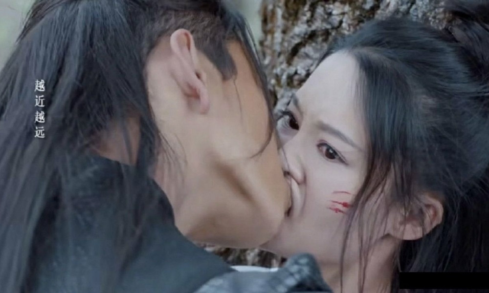 Trong bộ phim Lang điện hạ, Lý Thấm đã có trải nghiệm hôn không mấy vui vẻ với Vương Đại Lục. Trong cảnh bị cưỡng hôn, nam diễn viên sinh năm 1991 đã hôn Lý Thấm đến méo cả mặt. Một số khán giả cho rằng cảnh quay có phần buồn cười, nhưng phù hợp với tính cách nhân vật vốn có phần hoang dã mạnh bạo. Tuy nhiên, không ít khán giả cảm thấy khó chịu thay cho Lý Thấm, cho rằng nam diễn viên Vương Đại Lục lợi dụng cảnh quay để sàm sỡ bạn diễn. Sau đó, nữ diễn viên chia sẻ: "Sau cảnh hôn, môi tôi sưng lên như ăn một nồi lẩu ớt".