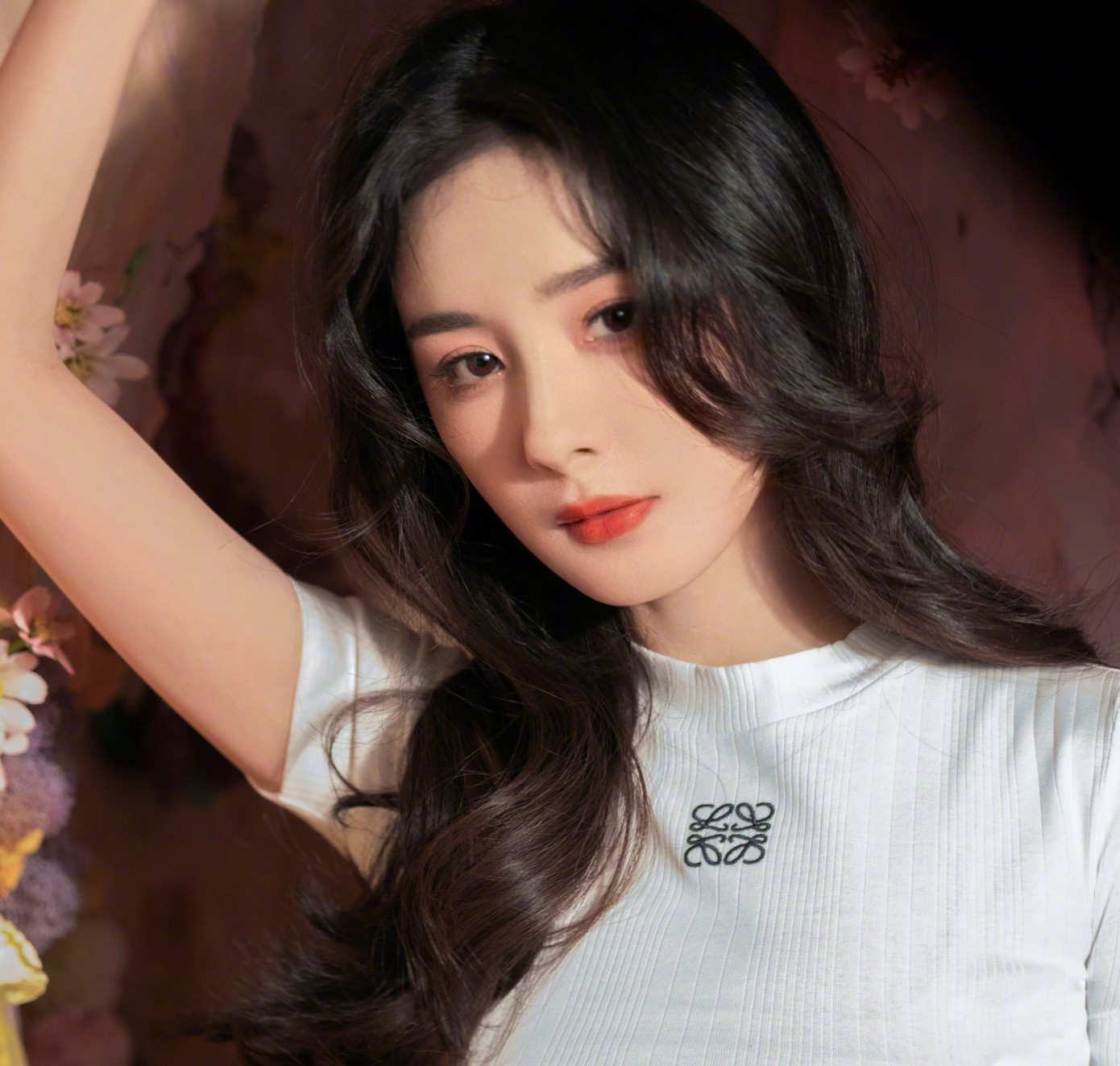 Ở tuổi 37, Dương Mịch đã xuất hiện nhiều dấu hiệu lão hóa. Tuy nhiên, nữ diễn viên theo đuổi hình ảnh "người mẹ thiếu nữ" trẻ trung, năng động. Do đó, tất cả hình ảnh của cô đều được xử lý kỹ lưỡng. Song, có nhiều hình ảnh từ buổi phỏng vấn, sự kiện trực tiếp đã để lộ nhan sắc thật của Dương Mịch.