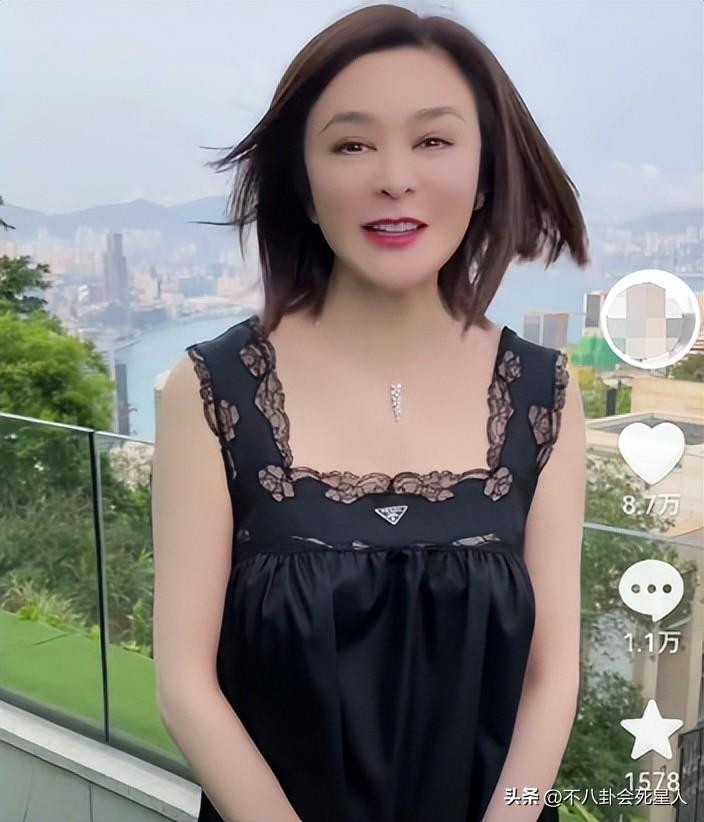 Nữ diễn viên nổi tiếng một thời của Hong Kong là Quan Chi Lâm thời gian gần đây cũng bị đánh giá là lạm dụng filter, các app làm đẹp trên mạng để "cà" da mặt nhẵn bóng, thậm chí mất hết đường nét vốn có.