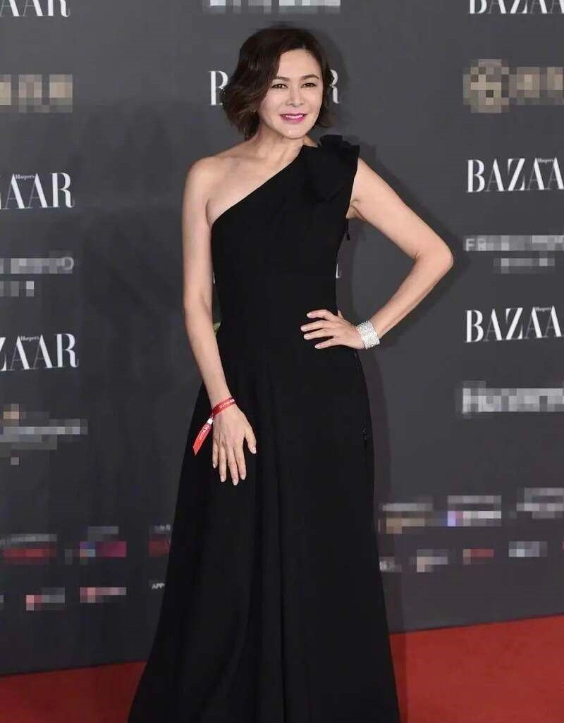 Nữ diễn viên nổi tiếng một thời của Hong Kong là Quan Chi Lâm thời gian gần đây cũng bị đánh giá là lạm dụng filter, các app làm đẹp trên mạng để "cà" da mặt nhẵn bóng, thậm chí mất hết đường nét vốn có.