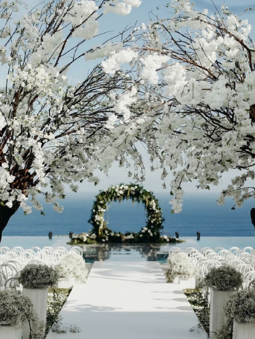 Đậu Kiêu và Hà Siêu Liên bận rộn chuẩn bị cho lễ cưới. Đậu Kiêu và Hà Siêu Liên bận rộn chuẩn bị cho lễ cưới.