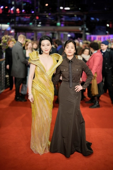 Green Light bị đánh giá cốt truyện yếu, mạch phim chậm, sự liên kết giữa các nhân vật và tình tiết không hấp dẫn, trong khi đó, nhiều dữ liệu liên quan tới bối cảnh nhân vật không được làm rõ. Phim chỉ được đề cử ở hạng mục nhỏ nhưng không giành chiến thắng. Sự trở lại chưa thành công khiến Phạm Băng Băng vẫn chỉ được nhớ tới với danh xưng "nữ hoàng thảm đỏ", với những bộ váy phong cách đa dạng, gợi cảm. Green Light bị đánh giá cốt truyện yếu, mạch phim chậm, sự liên kết giữa các nhân vật và tình tiết không hấp dẫn, trong khi đó, nhiều dữ liệu liên quan tới bối cảnh nhân vật không được làm rõ. Phim chỉ được đề cử ở hạng mục nhỏ nhưng không giành chiến thắng. Sự trở lại chưa thành công khiến Phạm Băng Băng vẫn chỉ được nhớ tới với danh xưng "nữ hoàng thảm đỏ", với những bộ váy phong cách đa dạng, gợi cảm.