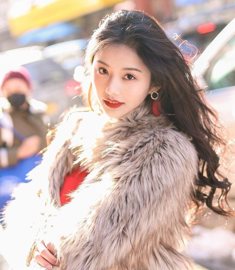 Trương Hàn hẹn hò với Á hậu cuộc thi Hoa hậu châu Á 2020 Cao Văn Quân, kém nam diễn viên 14 tuổi.