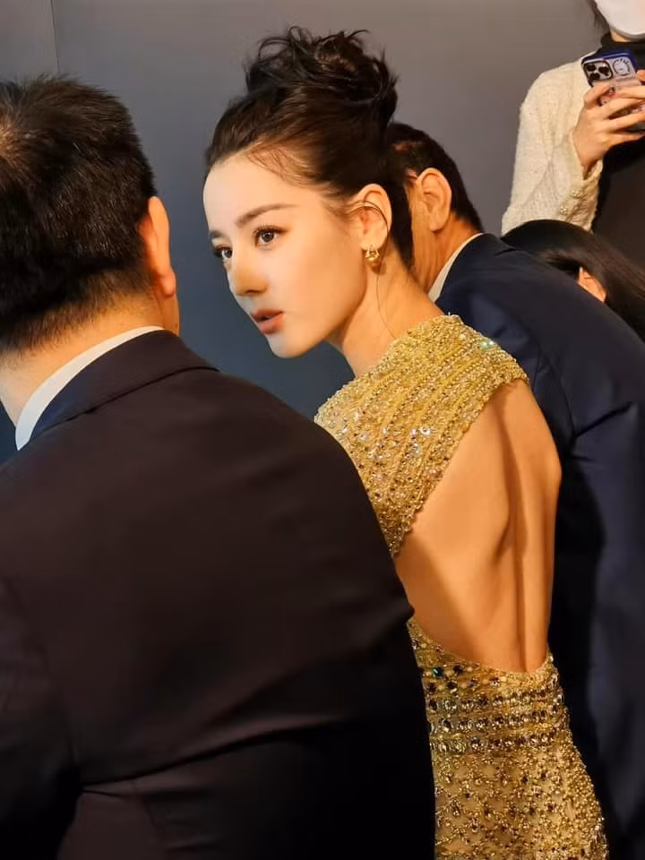 Địch Lệ Nhiệt Ba thường xuyên khoe phần lưng gầy gò với hai bả vai nhô ra được ví là "cánh tiên".