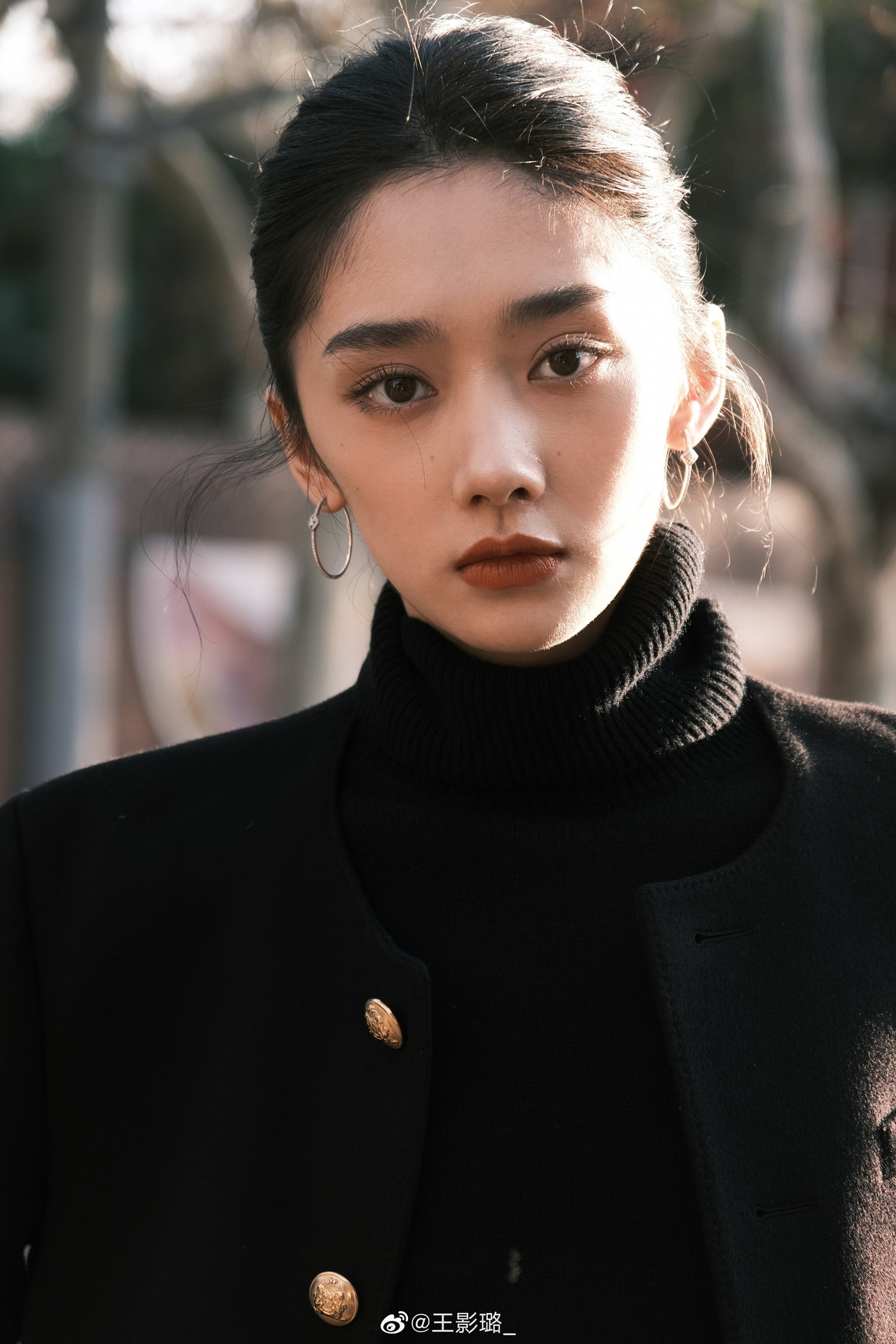 Vương Lộ Ảnh cao 1,67 m. Dù chưa có vai diễn cổ trang, nữ diễn viên 10X vẫn được đánh giá là có gương mặt sáng, rất hợp với các phim cổ đại.