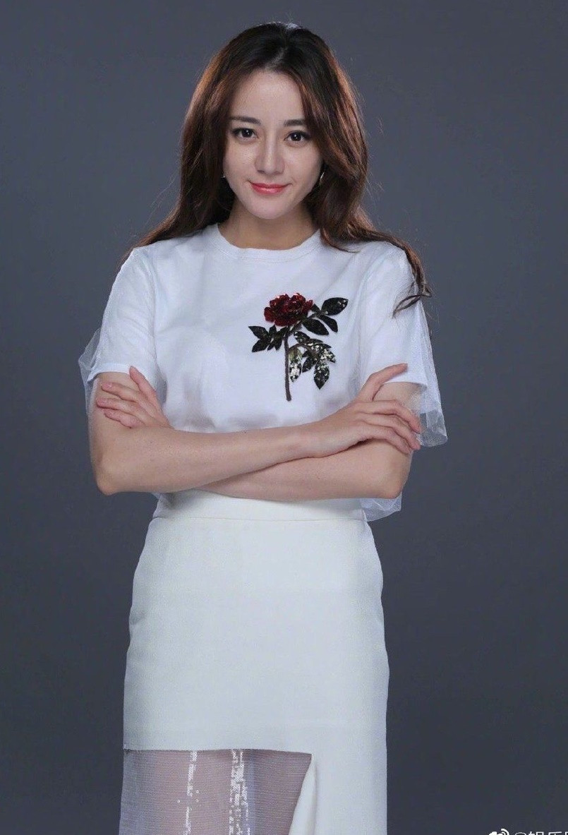 Ảnh chưa qua chỉnh sửa của Địch Lệ Nhiệt Ba nhận nhiều ý kiến trái chiều vì làn da kém săn chắc, sậm màu. Ảnh chưa qua chỉnh sửa của Địch Lệ Nhiệt Ba nhận nhiều ý kiến trái chiều vì làn da kém săn chắc, sậm màu.