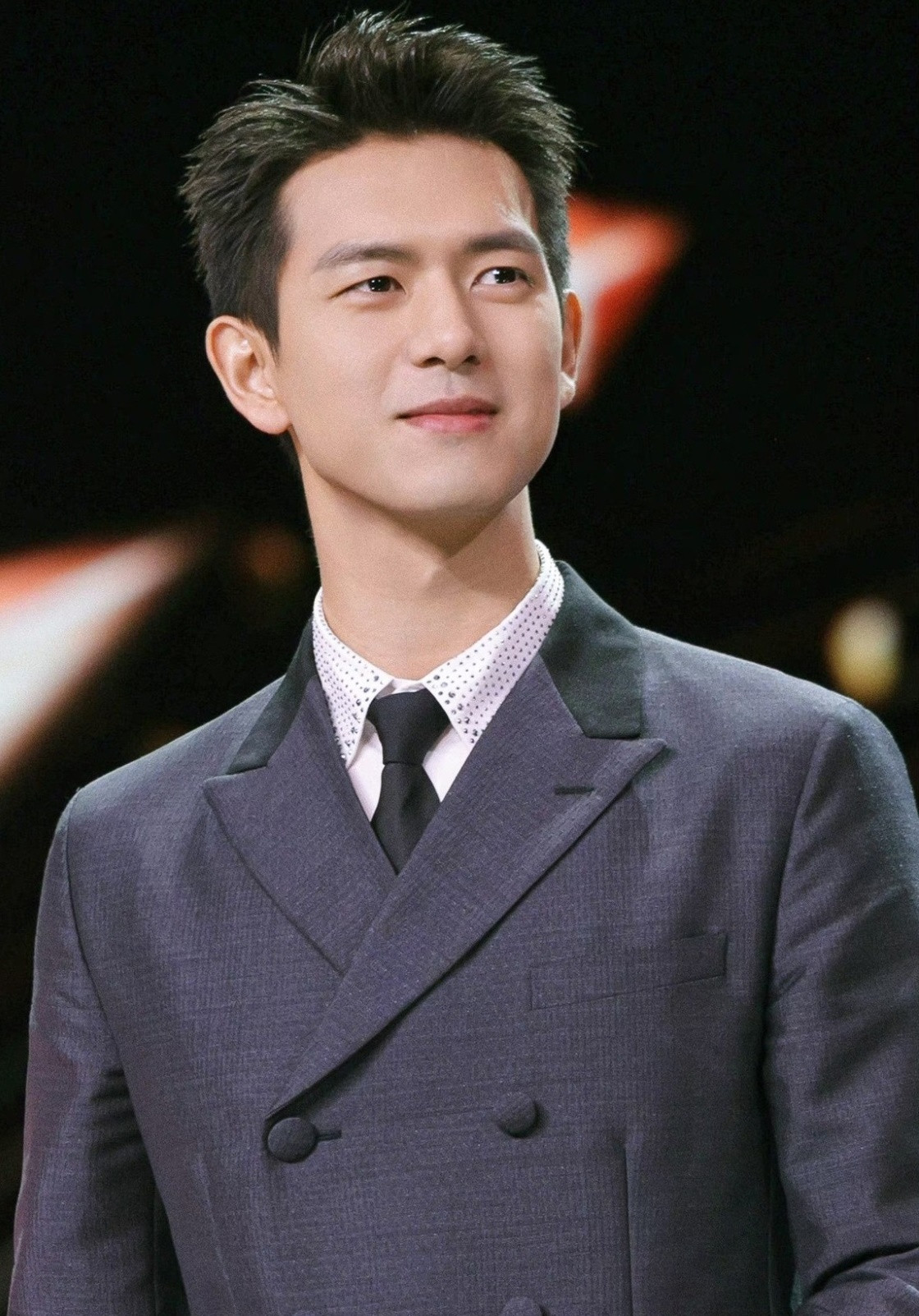 Một ngôi sao khác cũng bị khán giả khuyên là không nên đóng phim cổ trang là Lý Hiện. Trong kho tàng phim ảnh của mình, Lý Hiện ít đóng phim cổ trang, chỉ có Kiếm vương triều và Xích hồ thư sinh. Tuy nhiên, lần nào tạo hình của anh cũng bị chê xấu, trái ngược với sự cuốn hút khi đóng phim hiện đại.