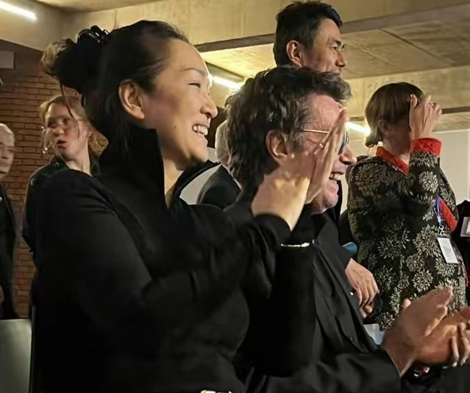 Vợ chồng Củng Lợi tháp tùng Tổng thống Pháp trong chuyến sang thăm Trung Quốc.