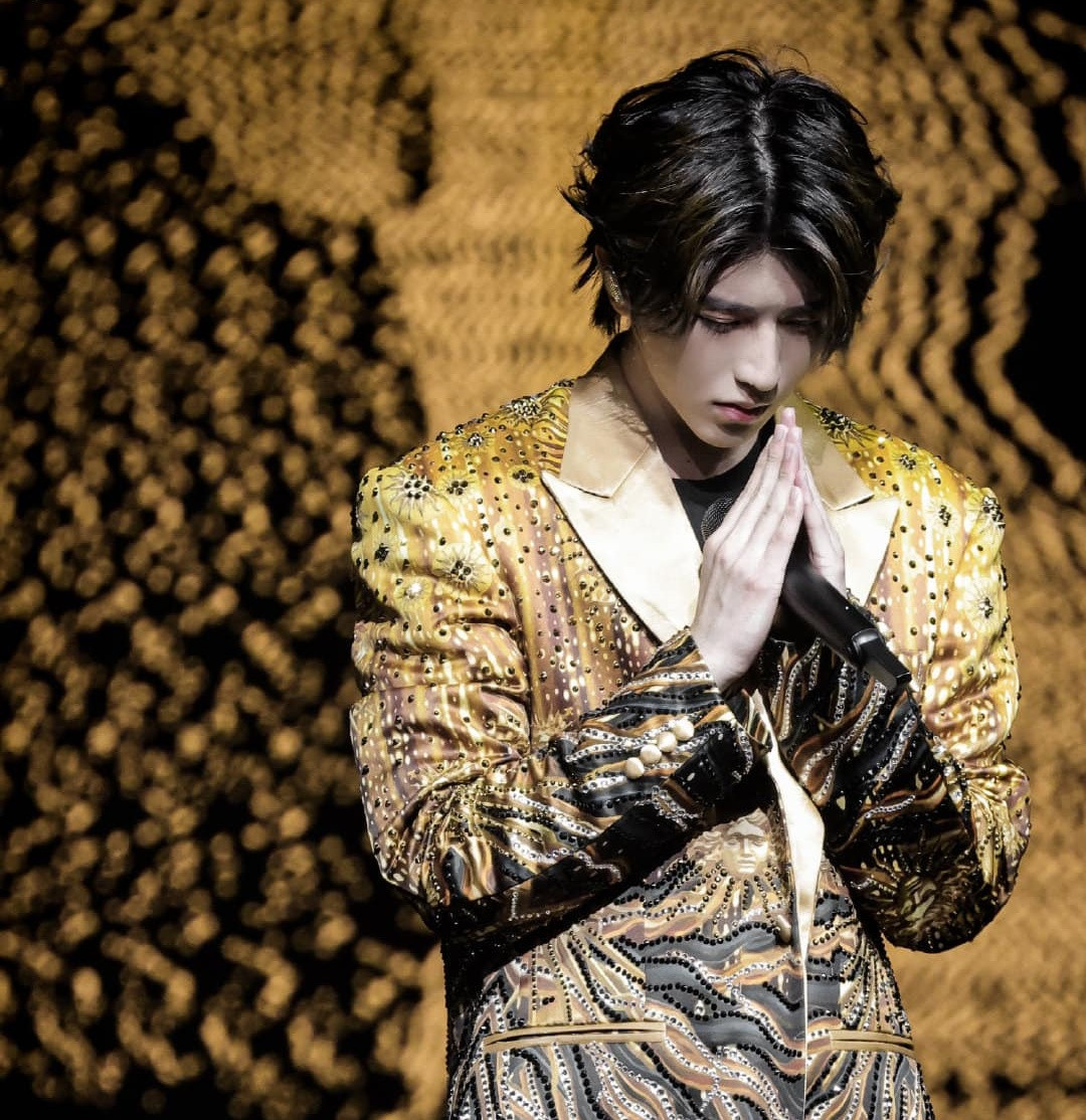 Thái Từ Khôn xin lỗi người hâm mộ trong đêm nhạc tại Singapore.