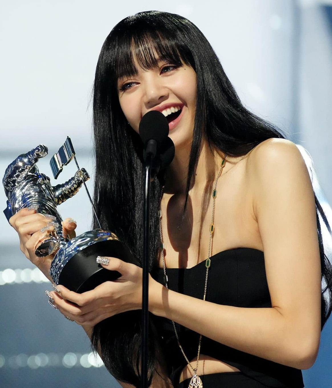 Lisa đánh mất hình ảnh cô gái thành công nhờ tài năng, là hình mẫu của các cô gái noi theo.