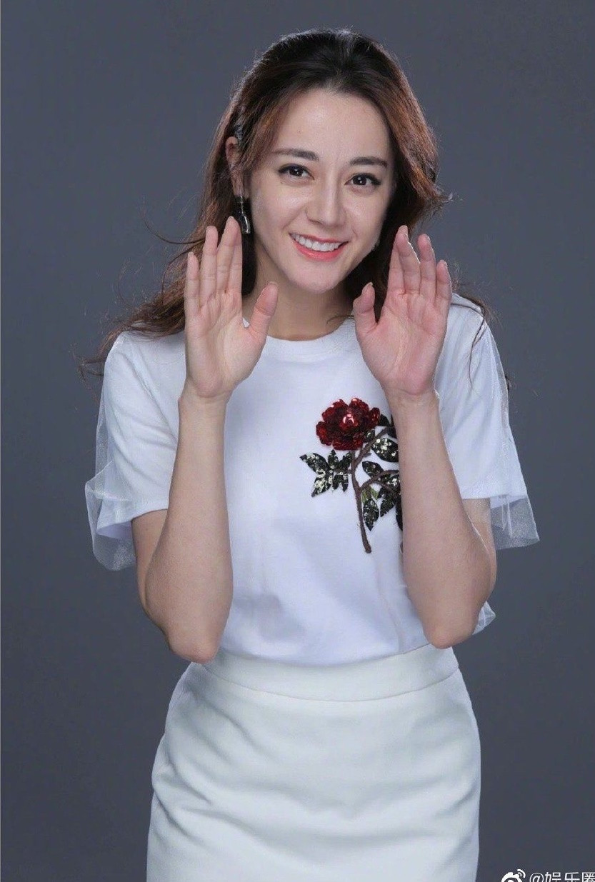 Ảnh chưa qua chỉnh sửa của Địch Lệ Nhiệt Ba nhận nhiều ý kiến trái chiều vì làn da kém săn chắc, sậm màu. Ảnh chưa qua chỉnh sửa của Địch Lệ Nhiệt Ba nhận nhiều ý kiến trái chiều vì làn da kém săn chắc, sậm màu.