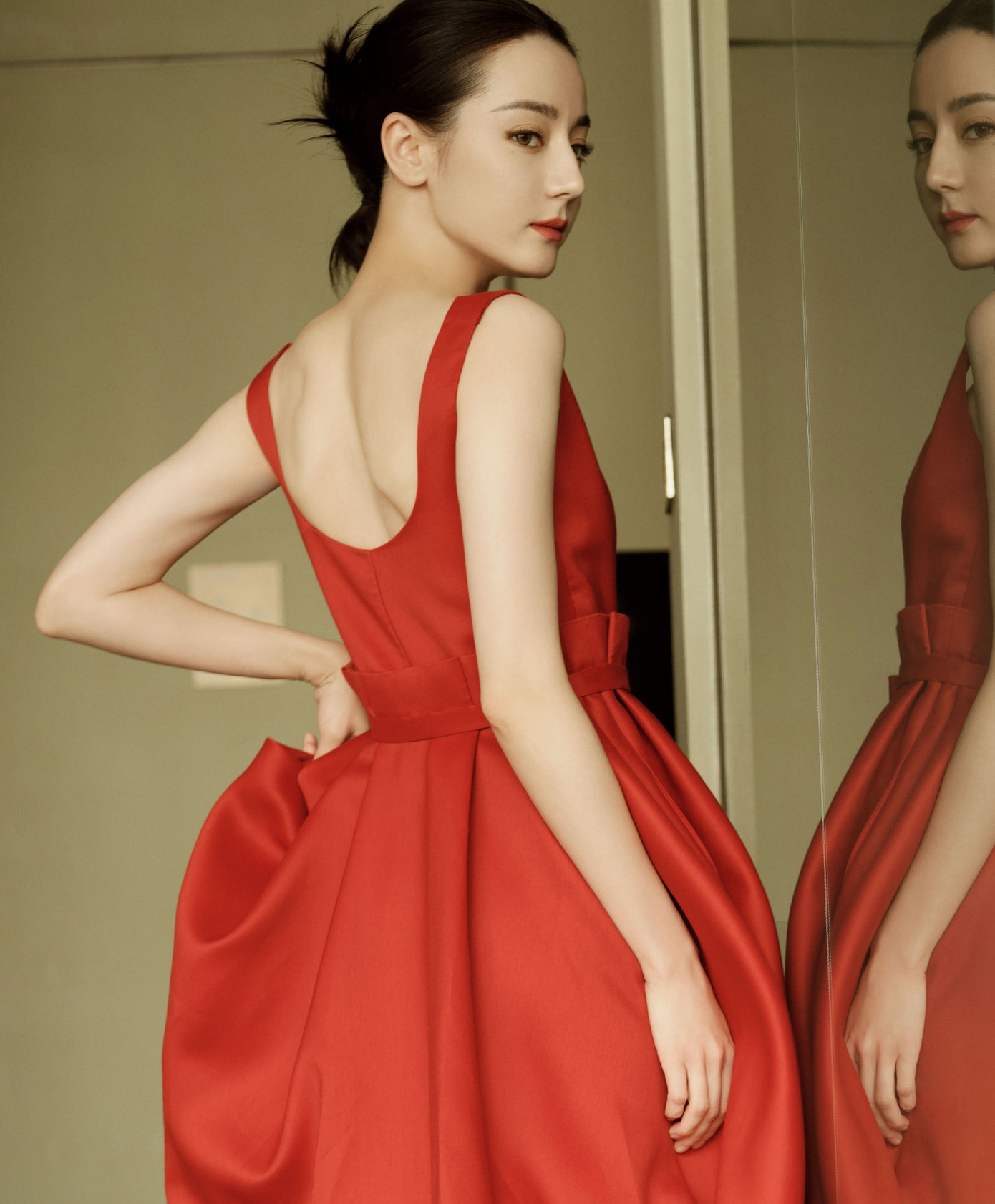 Địch Lệ Nhiệt Ba thường xuyên khoe phần lưng gầy gò với hai bả vai nhô ra được ví là "cánh tiên". Địch Lệ Nhiệt Ba thường xuyên khoe phần lưng gầy gò với hai bả vai nhô ra được ví là "cánh tiên".