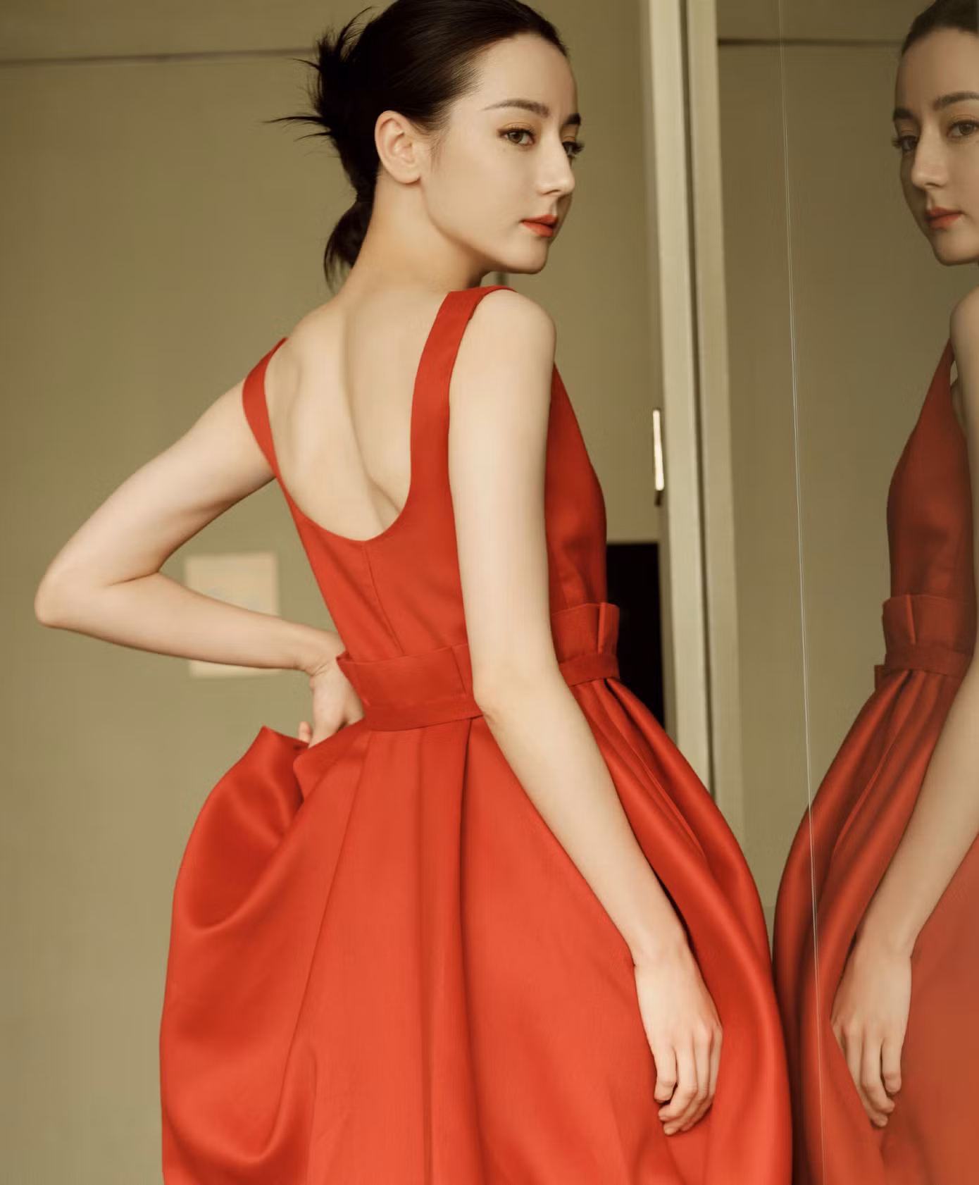 Địch Lệ Nhiệt Ba thường xuyên khoe phần lưng gầy gò với hai bả vai nhô ra được ví là "cánh tiên".