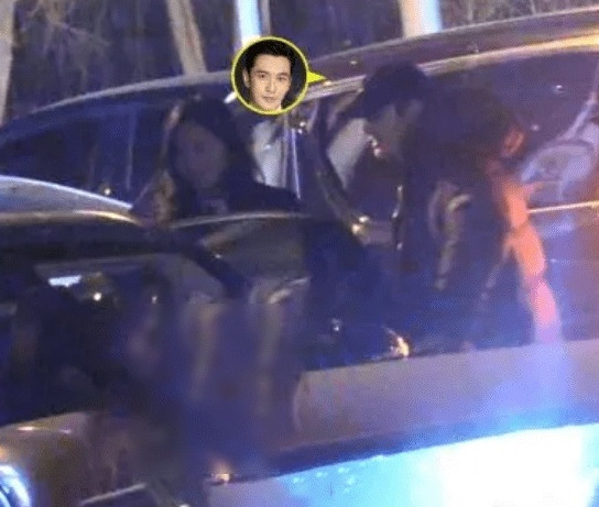 Nhà sản xuất nữ ôm vai, kề má, ngả đầu vào Huỳnh Hiểu Minh. Nhà sản xuất nữ ôm vai, kề má, ngả đầu vào Huỳnh Hiểu Minh.