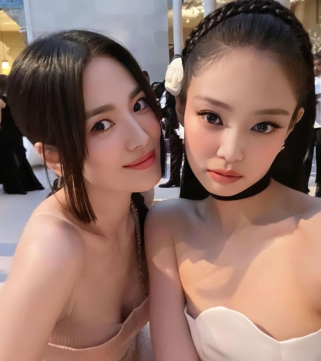 Năm 2023, Song Hye Kyo trở lại với bộ phim Vinh quang trong hận thù (The Glory). Tác phẩm có màu sắc đen tối, kể về hành trình trả thù của một người phụ nữ bị bạo lực học đường. Nhờ sự lột xác cả về ngoại hình lẫn diễn xuất trong phim này, Song Hye Kyo đã giành giải Thị hậu (Nữ chính xuất sắc) tại Lễ trao giải Baekksang 2023. Song Hye Kyo được khen trẻ trung khi chụp ảnh cùng đàn em Jennie, thành viên nhóm nhạc BlackPink. Jennie cũng là một trong những cái tên gây chú ý nhất tại sự kiện Met Gala 2023.