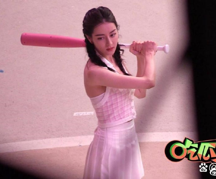 Địch Lệ Nhiệt Ba trẻ trung trong hình ảnh mới, đồng thời phá tan tin đồn có thai. Địch Lệ Nhiệt Ba trẻ trung trong hình ảnh mới, đồng thời phá tan tin đồn có thai.