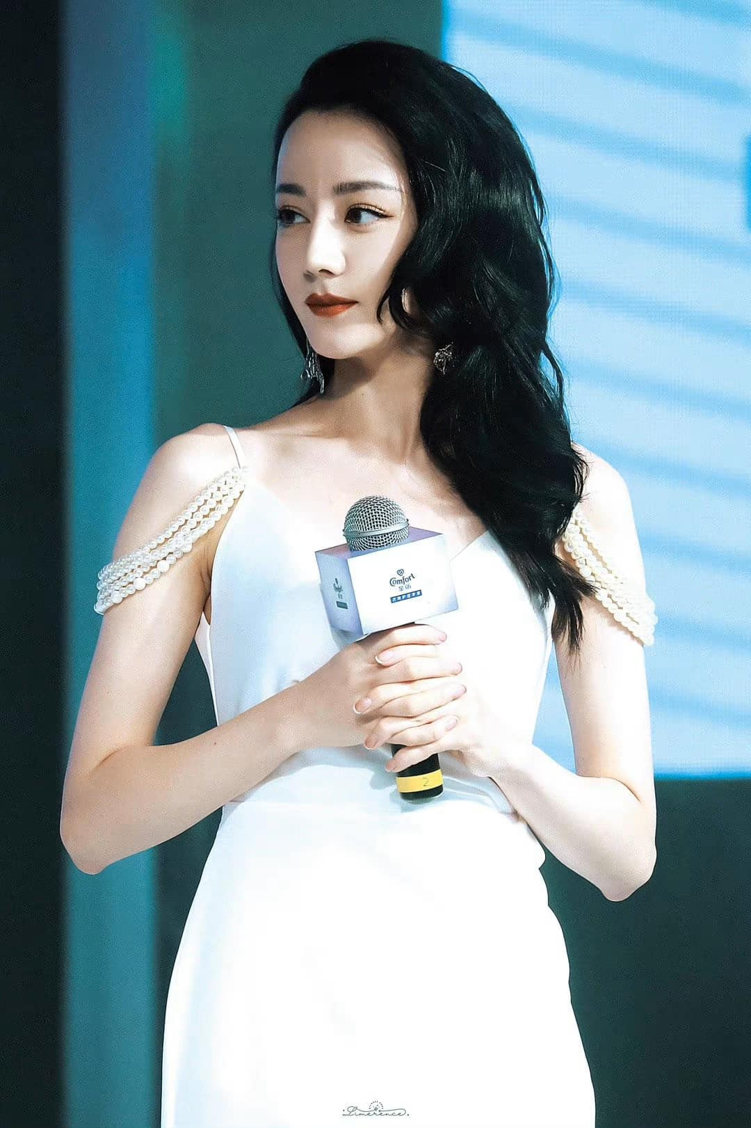 Địch Lệ Nhiệt Ba vướng tin ở ẩn sinh con.