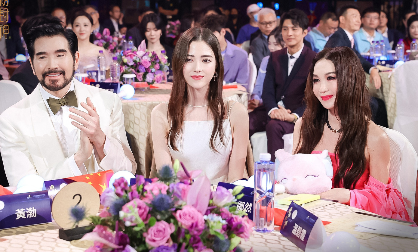 Ngày 29/6, Na Nhiên Naran cũng xuất hiện trong chương trình kỷ niệm. Bên cạnh đó là nam ca sĩ Phí Tường và nữ diễn viên Ôn Bích Hà, người được coi là thể hiện tốt nhất vai Đát Kỷ. Vai diễn của Ôn Bích Hà trong Đát Kỷ Trụ Vương (2001) đã trở thành nhân vật kinh điển trên màn ảnh Hoa ngữ. Ngày 29/6, Na Nhiên Naran cũng xuất hiện trong chương trình kỷ niệm. Bên cạnh đó là nam ca sĩ Phí Tường và nữ diễn viên Ôn Bích Hà, người được coi là thể hiện tốt nhất vai Đát Kỷ. Vai diễn của Ôn Bích Hà trong Đát Kỷ Trụ Vương (2001) đã trở thành nhân vật kinh điển trên màn ảnh Hoa ngữ.