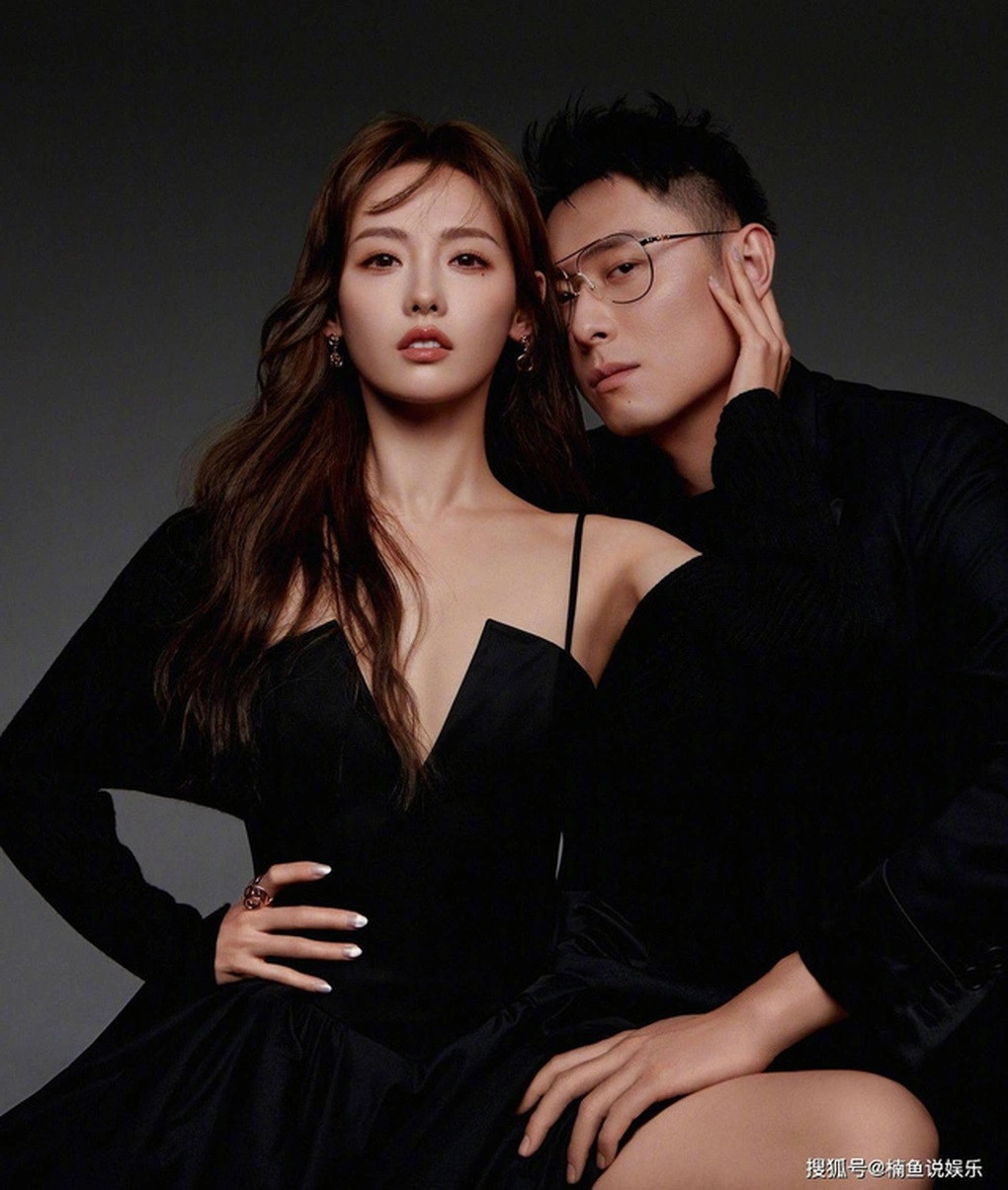 Ngoài đời, Trương Gia Nghê cũng là phụ nữ bị chồng phản bội. Tháng 12/2022, hình ảnh ông xã Mãi Siêu ngoại tình bị đăng tải, nữ diễn viên dứt khoát chấm dứt cuộc hôn nhân của mình với lời nhắn: "Yêu được, bỏ xuống được". Ngoài đời, Trương Gia Nghê cũng là phụ nữ bị chồng phản bội. Tháng 12/2022, hình ảnh ông xã Mãi Siêu ngoại tình bị đăng tải, nữ diễn viên dứt khoát chấm dứt cuộc hôn nhân của mình với lời nhắn: "Yêu được, bỏ xuống được".