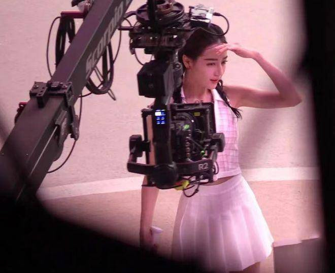 Địch Lệ Nhiệt Ba trẻ trung trong hình ảnh mới, đồng thời phá tan tin đồn có thai. Địch Lệ Nhiệt Ba trẻ trung trong hình ảnh mới, đồng thời phá tan tin đồn có thai.