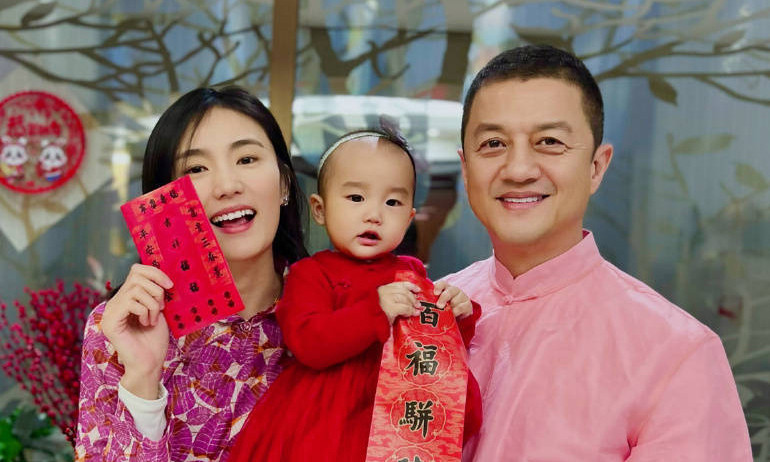 Lý Á Bằng cùng người vợ mới Hải Hà Kim Hỷ và con gái Lý Hạ. Lý Á Bằng cùng người vợ mới Hải Hà Kim Hỷ và con gái Lý Hạ.