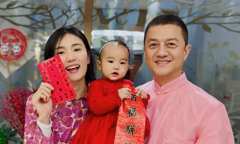 Lý Á Bằng cùng người vợ mới Hải Hà Kim Hỷ và con gái Lý Hạ.