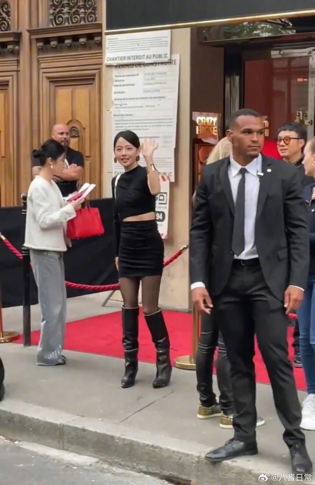 Trương Gia Nghê và Angelababy bị chỉ trích thậm tệ trên các trang mạng Trung Quốc vì đi xem Lisa biểu diễn thoát y. Trương Gia Nghê và Angelababy bị chỉ trích thậm tệ trên các trang mạng Trung Quốc vì đi xem Lisa biểu diễn thoát y.