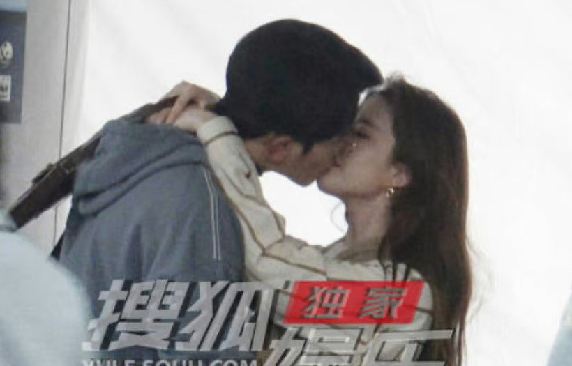 Hậu trường phim Câu chuyện hoa hậu, Lưu Diệc Phi đóng cảnh hôn cùng Bành Quán Anh và Hoắc Kiến Hoa. Hậu trường phim Câu chuyện hoa hậu, Lưu Diệc Phi đóng cảnh hôn cùng Bành Quán Anh và Hoắc Kiến Hoa.