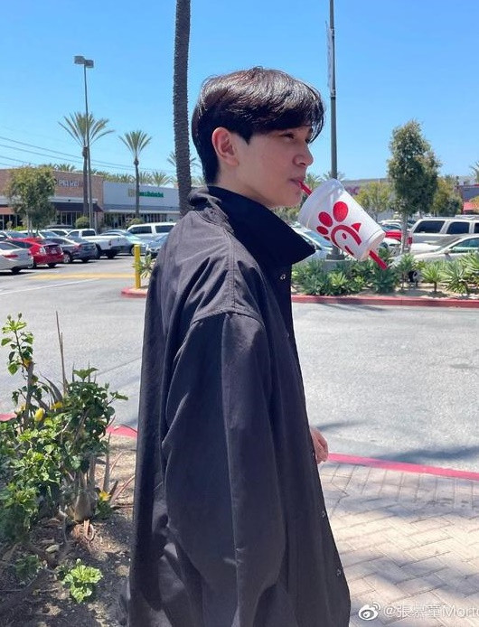 Trương Trí Lâm bị điều tra vì quảng cáo cho sàn giao dịch tiền ảo bất hợp pháp. Con trai nam diễn viên bị đào lại hình ảnh chế giễu người châu Á từ 4 năm trước.