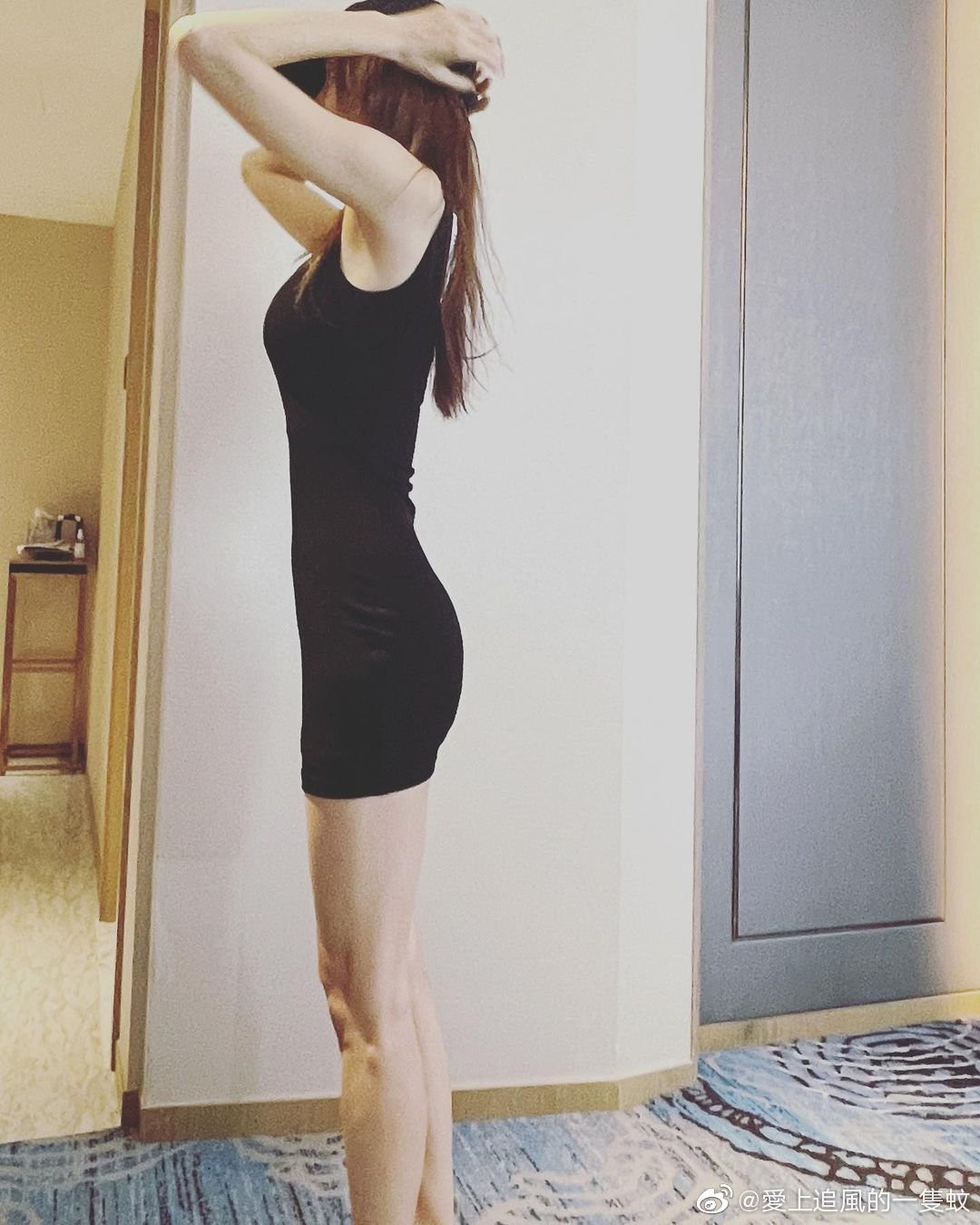 Bên cạnh đó, những hình ảnh Tần Lam chăm chỉ luyện tập, khoe vóc dáng mảnh mai nhưng vẫn săn chắc cũng nhận được sự chú ý của công chúng. Theo Tần Lam, vòng eo của cô khoảng 59 cm, nữ diễn viên từng tăng 10 kg để phục vụ vai diễn nhưng sau đó nhanh chóng giảm cân về mức 45 kg.