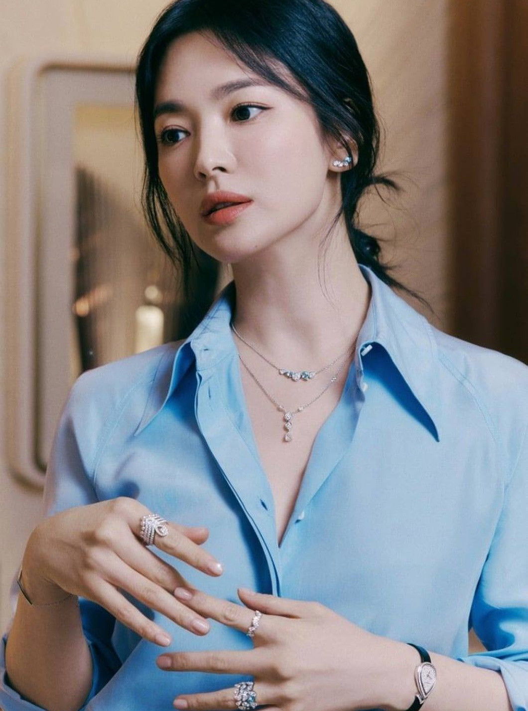 Song Hye Kyo tập trung vào công việc, bỏ ngoài tai những lời chế giễu để rồi chiến thắng dư luận bằng cách cống hiến trong nghệ thuật. Song Hye Kyo tập trung vào công việc, bỏ ngoài tai những lời chế giễu để rồi chiến thắng dư luận bằng cách cống hiến trong nghệ thuật.
