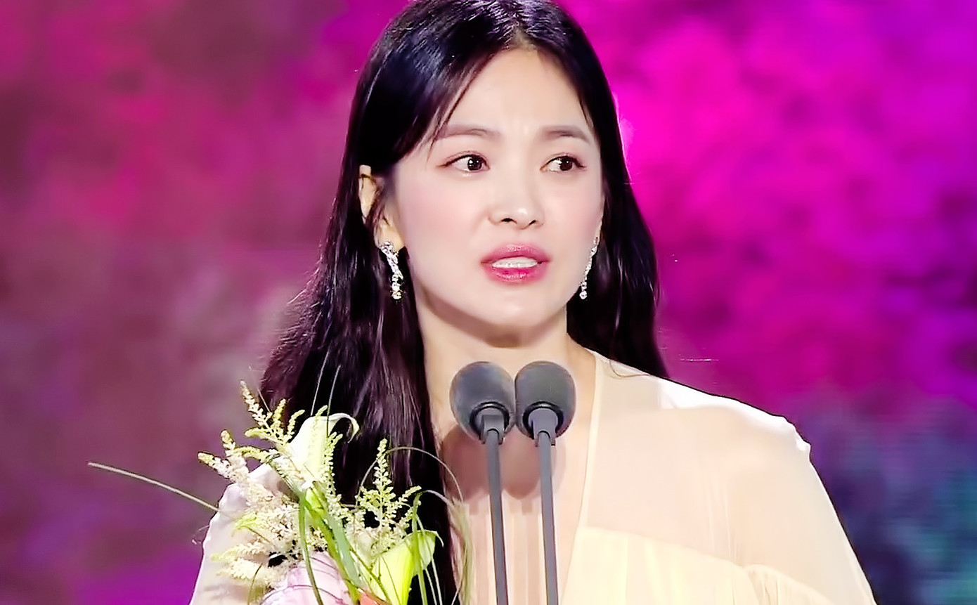 Song Hye Kyo rơi nước mắt khi nhận giải Thị hậu Baeksang sau 27 năm. Cô từng bị chê diễn xuất kém hơn cả đàn em. Song Hye Kyo rơi nước mắt khi nhận giải Thị hậu Baeksang sau 27 năm. Cô từng bị chê diễn xuất kém hơn cả đàn em.