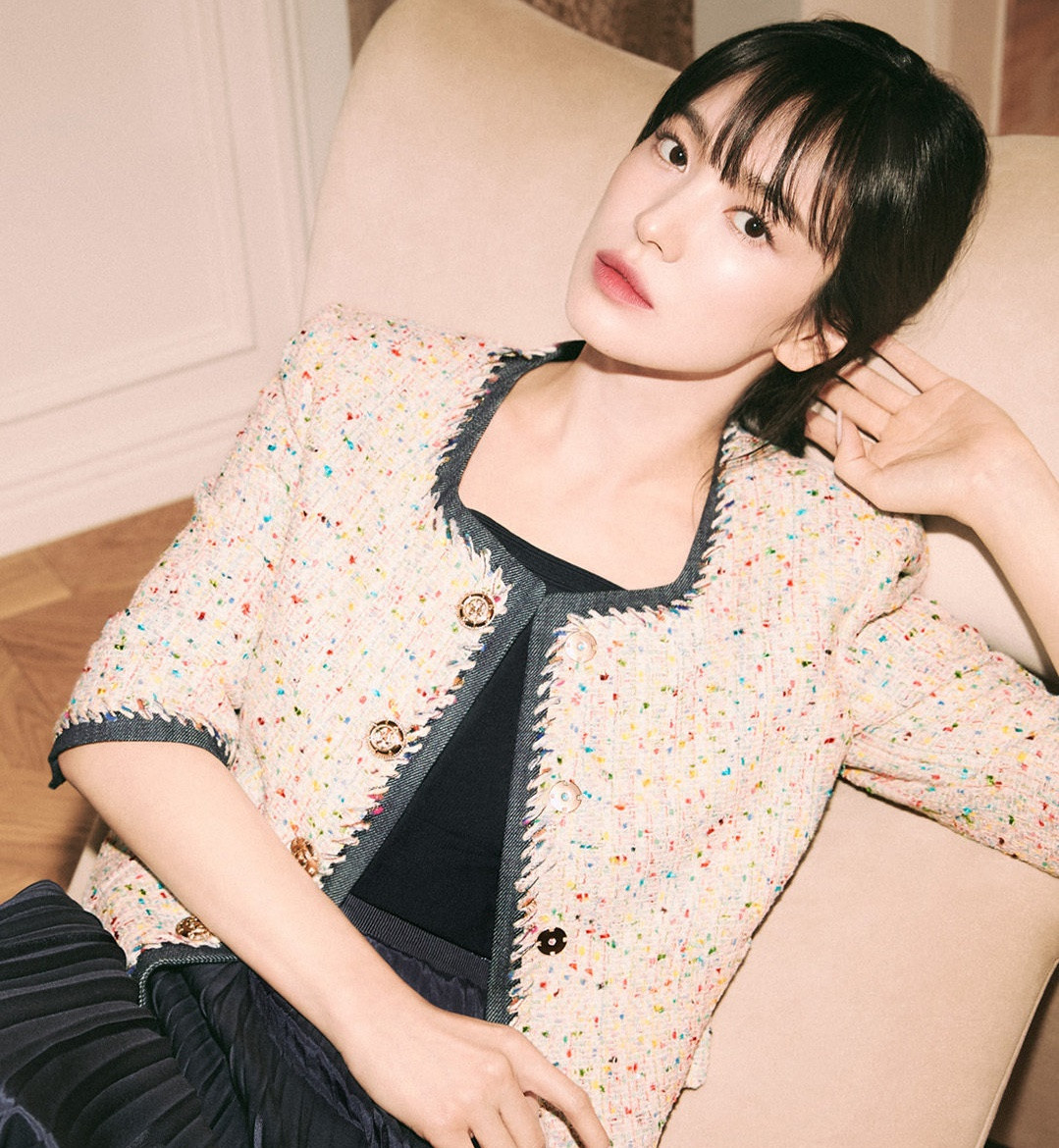 Song Hye Kyo tập trung vào công việc, bỏ ngoài tai những lời chế giễu để rồi chiến thắng dư luận bằng cách cống hiến trong nghệ thuật. Song Hye Kyo tập trung vào công việc, bỏ ngoài tai những lời chế giễu để rồi chiến thắng dư luận bằng cách cống hiến trong nghệ thuật.