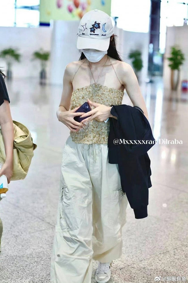 Địch Lệ Nhiệt Ba bị động chạm cơ thể tại sân bay. Địch Lệ Nhiệt Ba bị động chạm cơ thể tại sân bay.