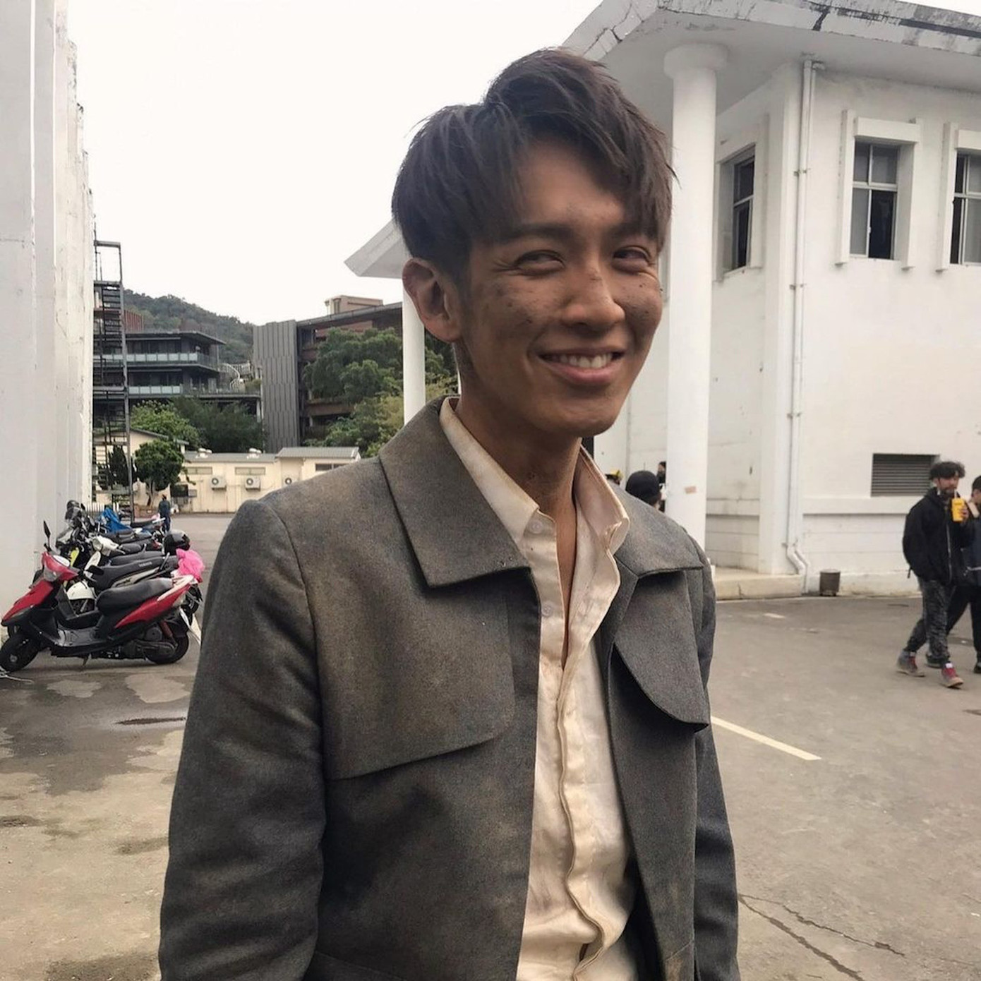 Gương mặt điển trai của Kha Chấn Đông trước khi bị hủy hoại vì flycam phát nổ. Gương mặt điển trai của Kha Chấn Đông trước khi bị hủy hoại vì flycam phát nổ.