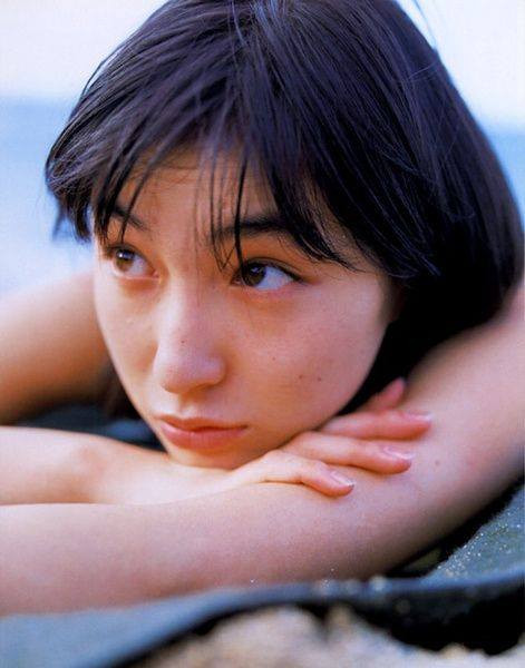 Ryoko Hirosue sụp đổ danh tiếng sau khi bị khui ảnh hẹn hò.