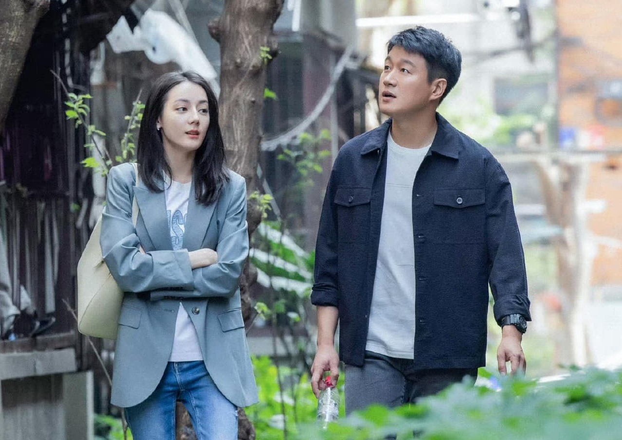 Địch Lệ Nhiệt Ba diễn xuất &quot;gồng&quot;, thiếu tự tin với vai công tố viên. Tương tác của cô và đàn anh Đồng Đại Vi cũng không tốt.