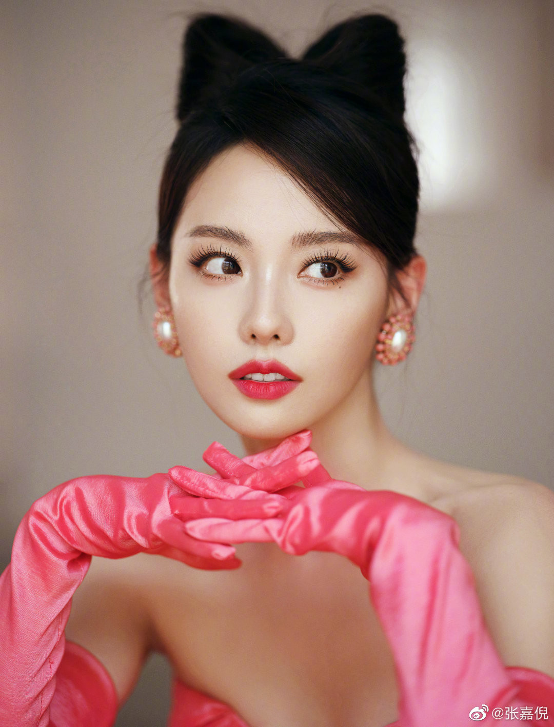 Giang Hỉ là nhân vật có cá tính, không sống bám vào đàn ông mà tiếp cận họ với vai trò đồng nghiệp tài giỏi có thể giúp đỡ Vệ Minh trong sự nghiệp. Khi công việc chưa hoàn thành, Giang Hỉ thúc giục Vệ Minh về với gia đình, để cô làm nốt phần việc còn lại. Tuy nhiên, cô chưa mất hết đạo đức mà vẫn cảm thấy chột dạ, xấu hổ khi đối diện với vợ của người tình. Giang Hỉ là nhân vật có cá tính, không sống bám vào đàn ông mà tiếp cận họ với vai trò đồng nghiệp tài giỏi có thể giúp đỡ Vệ Minh trong sự nghiệp. Khi công việc chưa hoàn thành, Giang Hỉ thúc giục Vệ Minh về với gia đình, để cô làm nốt phần việc còn lại. Tuy nhiên, cô chưa mất hết đạo đức mà vẫn cảm thấy chột dạ, xấu hổ khi đối diện với vợ của người tình.