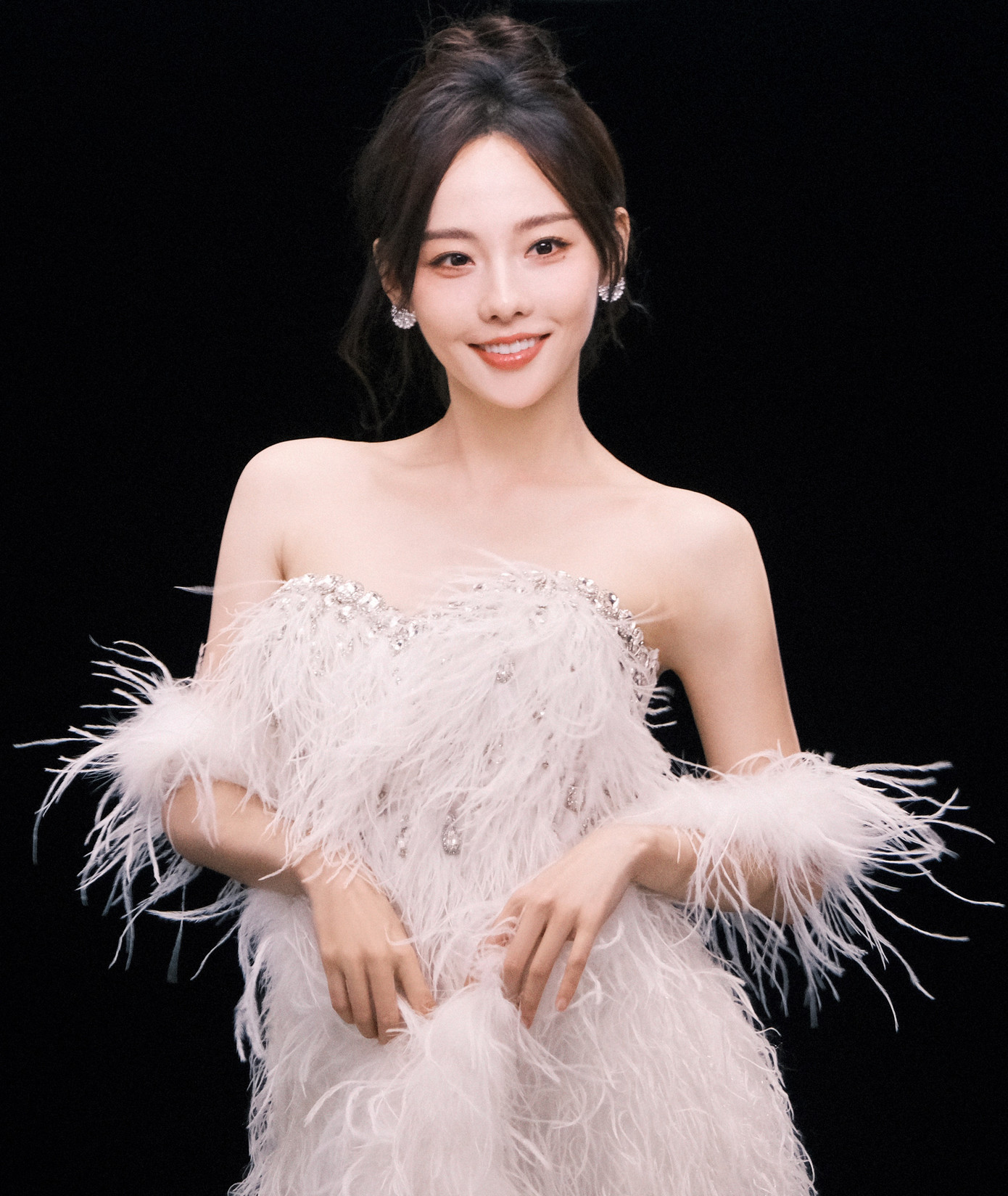 Theo Sina, cuộc hôn nhân của Trương Gia Nghê và Mãi Siêu vốn có nhiều vấn đề từ lâu. Dù được ông xã chiều chuộng, Trương Gia Nghê và mẹ chồng không có mối quan hệ hòa hợp. Nữ diễn viên tiết lộ dù đã đăng ký kết hôn, cô vẫn gọi mẹ chồng là dì và không được tổ chức hôn lễ. Mã Siêu là phú nhị đại, con trai của gia tộc giàu có, tính tình hào hoa phóng khoáng nhưng luôn nghe theo gia đình. Sau khi ly hôn, Trương Gia Nghê trở lại với việc tham gia show Tỷ tỷ đạp gió rẽ sóng cùng Chi Pu. Theo Sina, cuộc hôn nhân của Trương Gia Nghê và Mãi Siêu vốn có nhiều vấn đề từ lâu. Dù được ông xã chiều chuộng, Trương Gia Nghê và mẹ chồng không có mối quan hệ hòa hợp. Nữ diễn viên tiết lộ dù đã đăng ký kết hôn, cô vẫn gọi mẹ chồng là dì và không được tổ chức hôn lễ. Mã Siêu là phú nhị đại, con trai của gia tộc giàu có, tính tình hào hoa phóng khoáng nhưng luôn nghe theo gia đình. Sau khi ly hôn, Trương Gia Nghê trở lại với việc tham gia show Tỷ tỷ đạp gió rẽ sóng cùng Chi Pu.