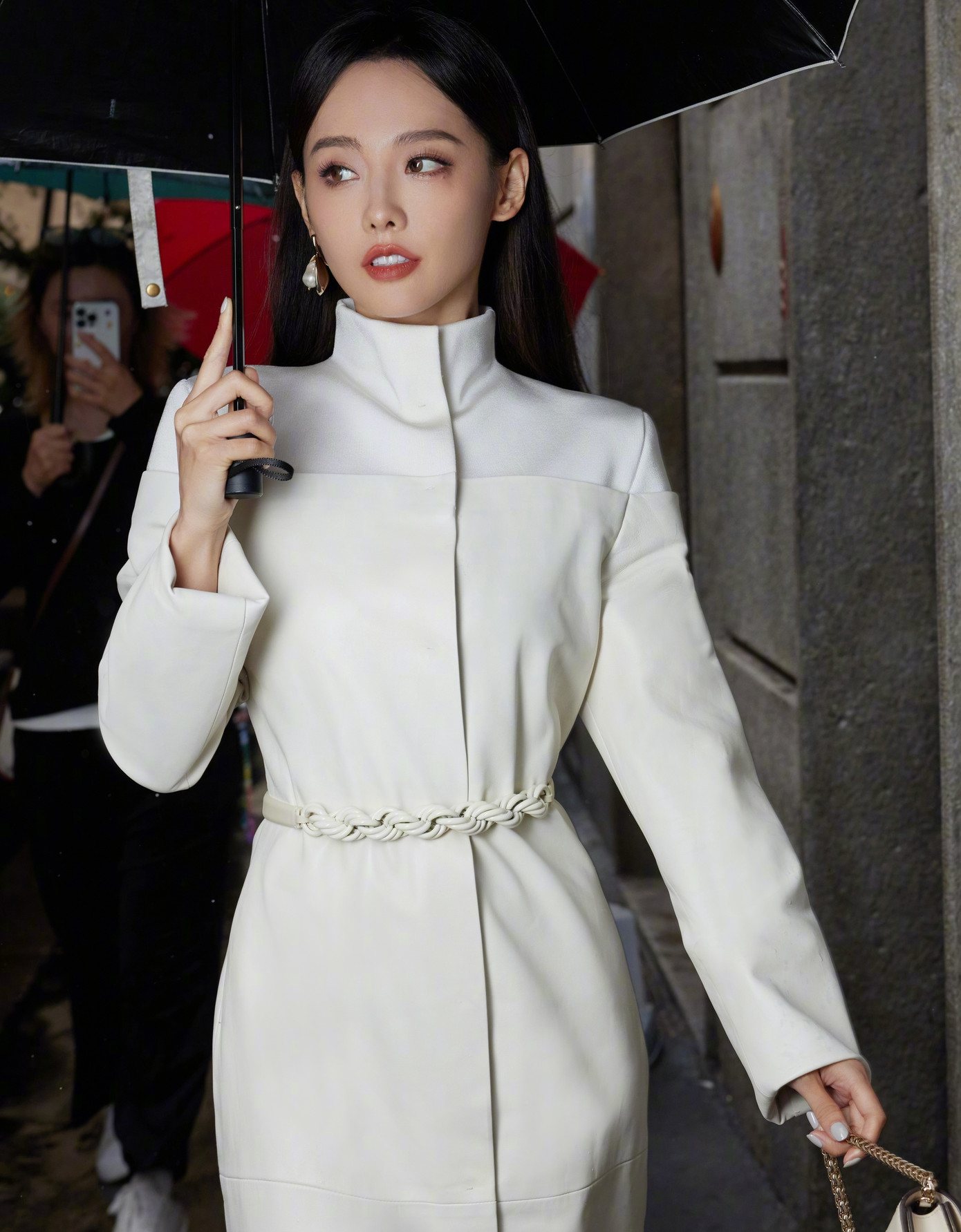 Trong phim, vai diễn Giang Hỉ được xây dựng đa chiều khiến khán giả vừa ghét vừa thương cô. Giang Hỉ sinh trong một gia đình nông thôn trọng nam khinh nữ. Cha mẹ coi cô là công cụ kiếm tiền để nuôi em trai ăn học và sau này sẽ chuẩn bị nhà và xe cho em trai cưới vợ. Chính vì vậy, Giang Hỉ vừa có khát khao vươn lên trong công việc, có tài chính vững vàng vừa mong nhận được sự công nhận, quan tâm của cha mẹ cũng như mọi người. Trong phim, vai diễn Giang Hỉ được xây dựng đa chiều khiến khán giả vừa ghét vừa thương cô. Giang Hỉ sinh trong một gia đình nông thôn trọng nam khinh nữ. Cha mẹ coi cô là công cụ kiếm tiền để nuôi em trai ăn học và sau này sẽ chuẩn bị nhà và xe cho em trai cưới vợ. Chính vì vậy, Giang Hỉ vừa có khát khao vươn lên trong công việc, có tài chính vững vàng vừa mong nhận được sự công nhận, quan tâm của cha mẹ cũng như mọi người.