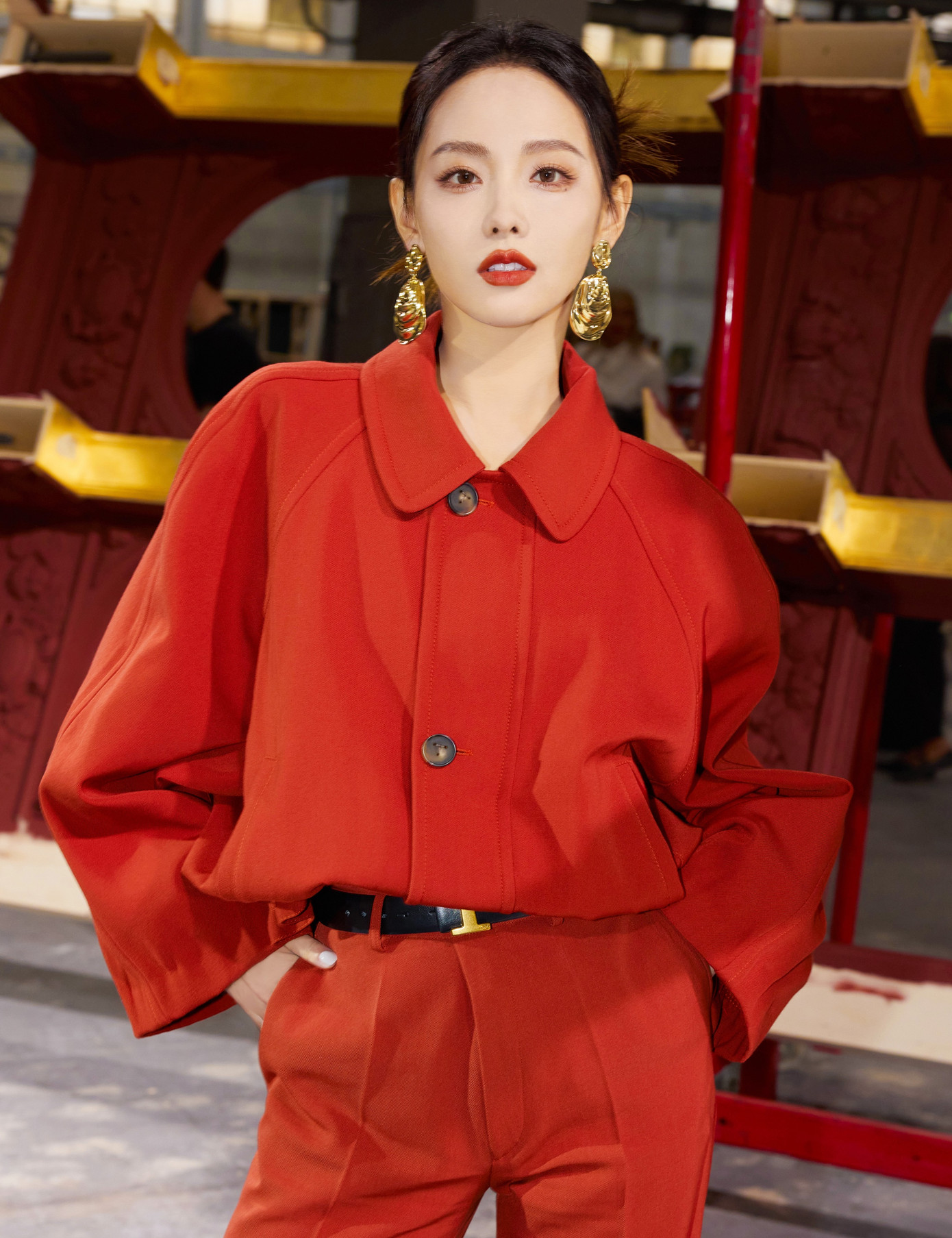 Trong phim, vai diễn Giang Hỉ được xây dựng đa chiều khiến khán giả vừa ghét vừa thương cô. Giang Hỉ sinh trong một gia đình nông thôn trọng nam khinh nữ. Cha mẹ coi cô là công cụ kiếm tiền để nuôi em trai ăn học và sau này sẽ chuẩn bị nhà và xe cho em trai cưới vợ. Chính vì vậy, Giang Hỉ vừa có khát khao vươn lên trong công việc, có tài chính vững vàng vừa mong nhận được sự công nhận, quan tâm của cha mẹ cũng như mọi người. Trong phim, vai diễn Giang Hỉ được xây dựng đa chiều khiến khán giả vừa ghét vừa thương cô. Giang Hỉ sinh trong một gia đình nông thôn trọng nam khinh nữ. Cha mẹ coi cô là công cụ kiếm tiền để nuôi em trai ăn học và sau này sẽ chuẩn bị nhà và xe cho em trai cưới vợ. Chính vì vậy, Giang Hỉ vừa có khát khao vươn lên trong công việc, có tài chính vững vàng vừa mong nhận được sự công nhận, quan tâm của cha mẹ cũng như mọi người.