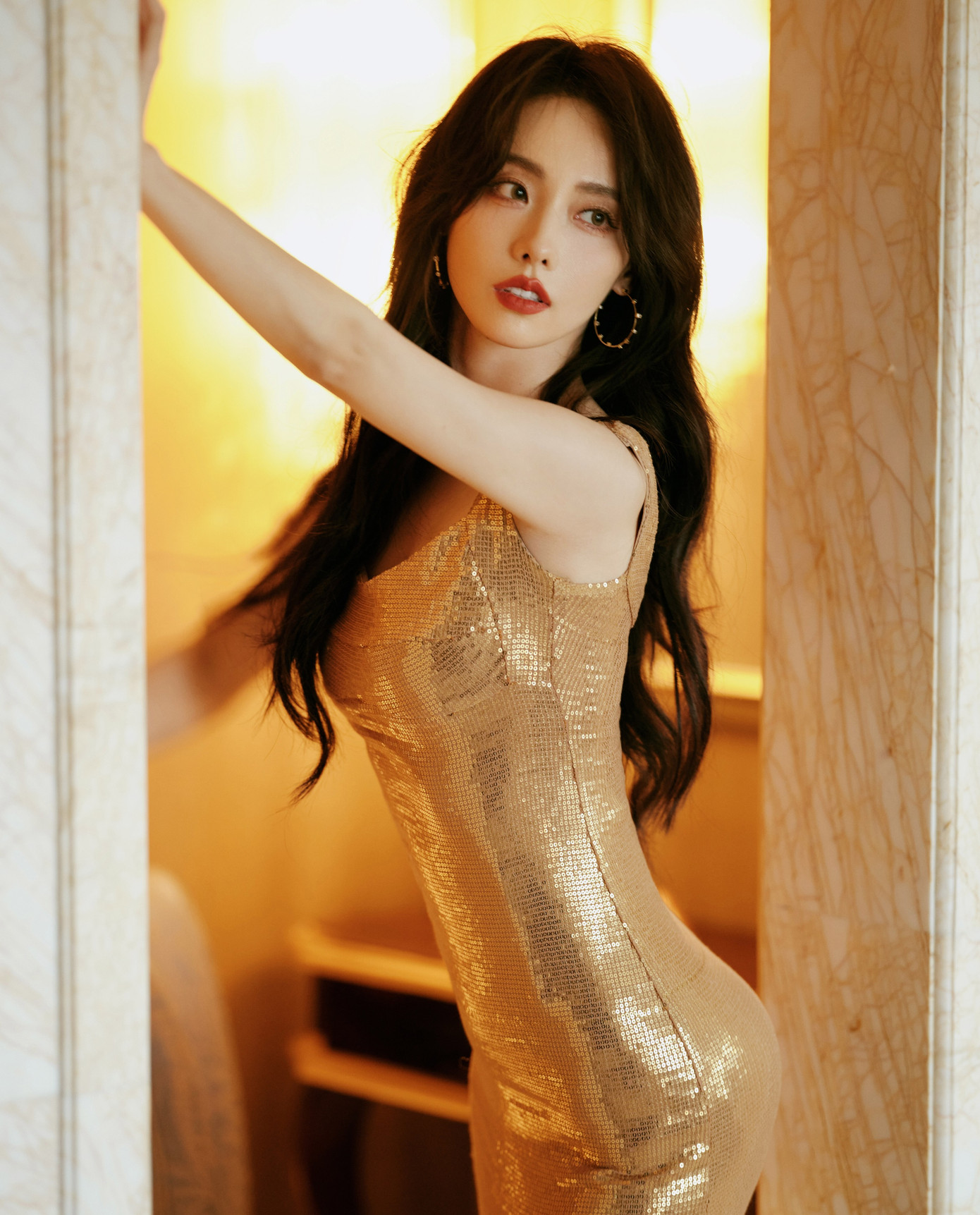 Theo QQ, ngoài sở hữu nhan sắc cuốn hút, nổi bật, Trương Gia Nghê còn gây ấn tượng với thân hình đồng hồ cát nóng bóng. Nữ diễn viên 36 tuổi đã sinh hai con nhưng vẫn sở hữu vòng eo nhỏ nhắn, vóc dáng đẹp, tỷ lệ cơ thể hoàn hảo. Bên cạnh đó, gu thời trang của Trương Gia Nghê trong phim cũng rất bắt mắt. Theo QQ, ngoài sở hữu nhan sắc cuốn hút, nổi bật, Trương Gia Nghê còn gây ấn tượng với thân hình đồng hồ cát nóng bóng. Nữ diễn viên 36 tuổi đã sinh hai con nhưng vẫn sở hữu vòng eo nhỏ nhắn, vóc dáng đẹp, tỷ lệ cơ thể hoàn hảo. Bên cạnh đó, gu thời trang của Trương Gia Nghê trong phim cũng rất bắt mắt.