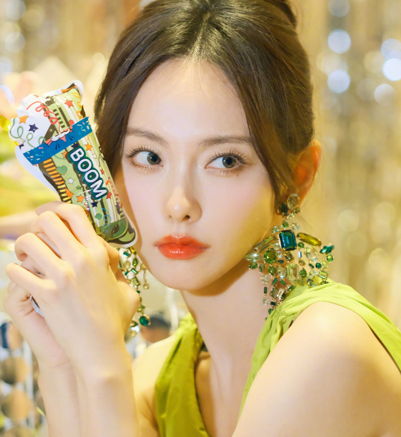 "Đôi mắt hồ ly quyến rũ như nhìn thấu tâm can người đối diện, nụ cười ngọt ngào, dung nhan tuyệt mỹ khiến Trương Gia Nghê trở thành tiêu chuẩn cho vai diễn tiểu tam, nhưng cô gái chen chân vào gia đình người khác", QQ viết. Thậm chí khán giả còn bình luận: "Chỉ có cô ấy diễn tiểu tam, tôi mới cảm thấy đàn ông thật tinh mắt" và cho rằng vai diễn tiểu tam trong phim như dành riêng cho Trương Gia Nghê. "Đôi mắt hồ ly quyến rũ như nhìn thấu tâm can người đối diện, nụ cười ngọt ngào, dung nhan tuyệt mỹ khiến Trương Gia Nghê trở thành tiêu chuẩn cho vai diễn tiểu tam, nhưng cô gái chen chân vào gia đình người khác", QQ viết. Thậm chí khán giả còn bình luận: "Chỉ có cô ấy diễn tiểu tam, tôi mới cảm thấy đàn ông thật tinh mắt" và cho rằng vai diễn tiểu tam trong phim như dành riêng cho Trương Gia Nghê.