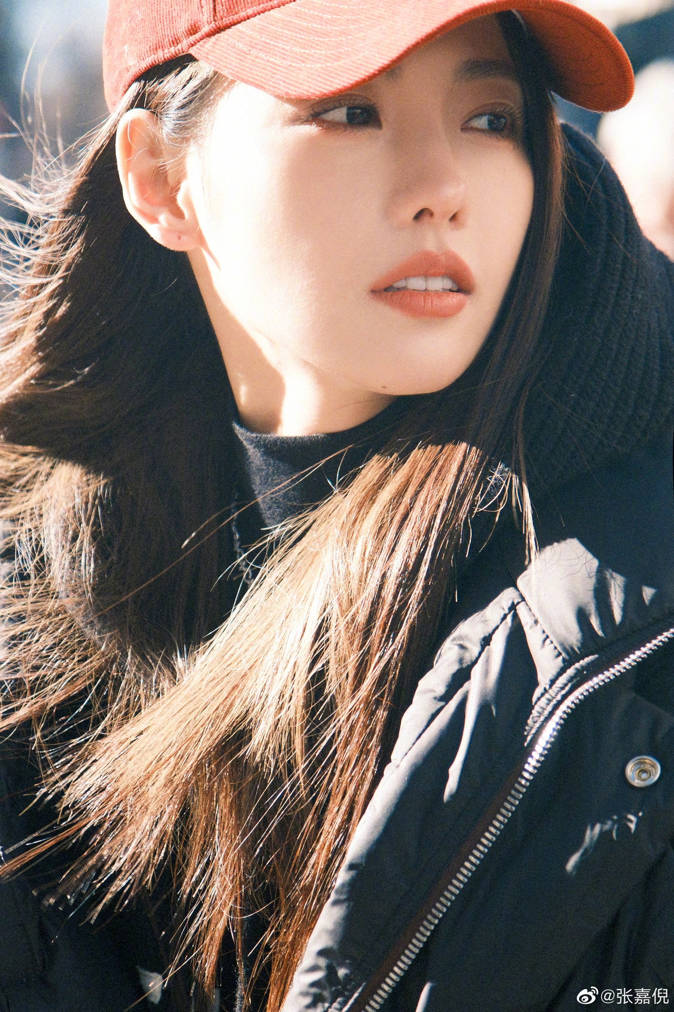 "Đôi mắt hồ ly quyến rũ như nhìn thấu tâm can người đối diện, nụ cười ngọt ngào, dung nhan tuyệt mỹ khiến Trương Gia Nghê trở thành tiêu chuẩn cho vai diễn tiểu tam, nhưng cô gái chen chân vào gia đình người khác", QQ viết. Thậm chí khán giả còn bình luận: "Chỉ có cô ấy diễn tiểu tam, tôi mới cảm thấy đàn ông thật tinh mắt" và cho rằng vai diễn tiểu tam trong phim như dành riêng cho Trương Gia Nghê. "Đôi mắt hồ ly quyến rũ như nhìn thấu tâm can người đối diện, nụ cười ngọt ngào, dung nhan tuyệt mỹ khiến Trương Gia Nghê trở thành tiêu chuẩn cho vai diễn tiểu tam, nhưng cô gái chen chân vào gia đình người khác", QQ viết. Thậm chí khán giả còn bình luận: "Chỉ có cô ấy diễn tiểu tam, tôi mới cảm thấy đàn ông thật tinh mắt" và cho rằng vai diễn tiểu tam trong phim như dành riêng cho Trương Gia Nghê.